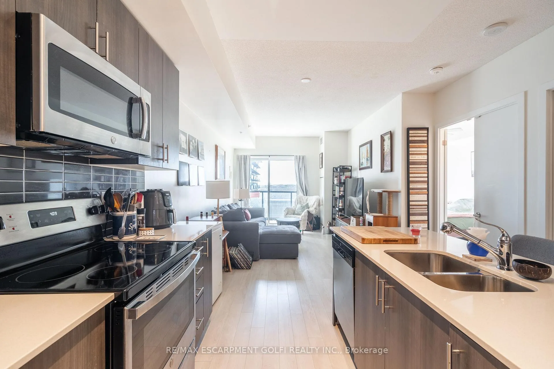 Photo 5 of Unit 404, 550 North Service Road, Grimsby, Grimsby Beach — HOMEH