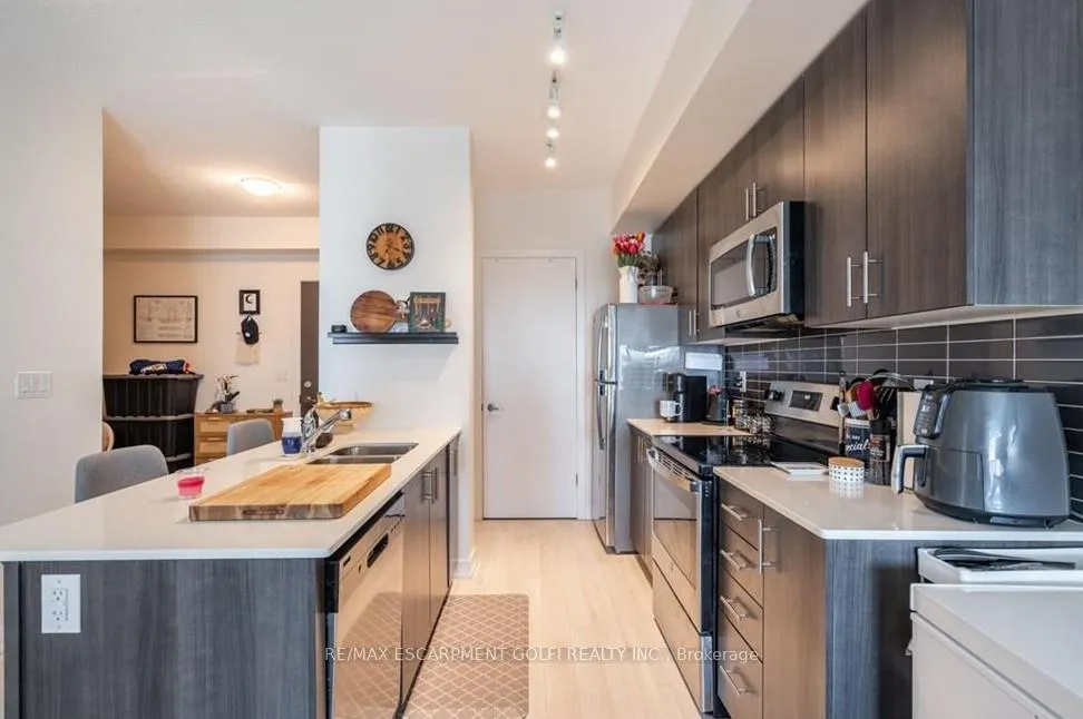 Photo 6 of Unit 404, 550 North Service Road, Grimsby, Grimsby Beach — HOMEH
