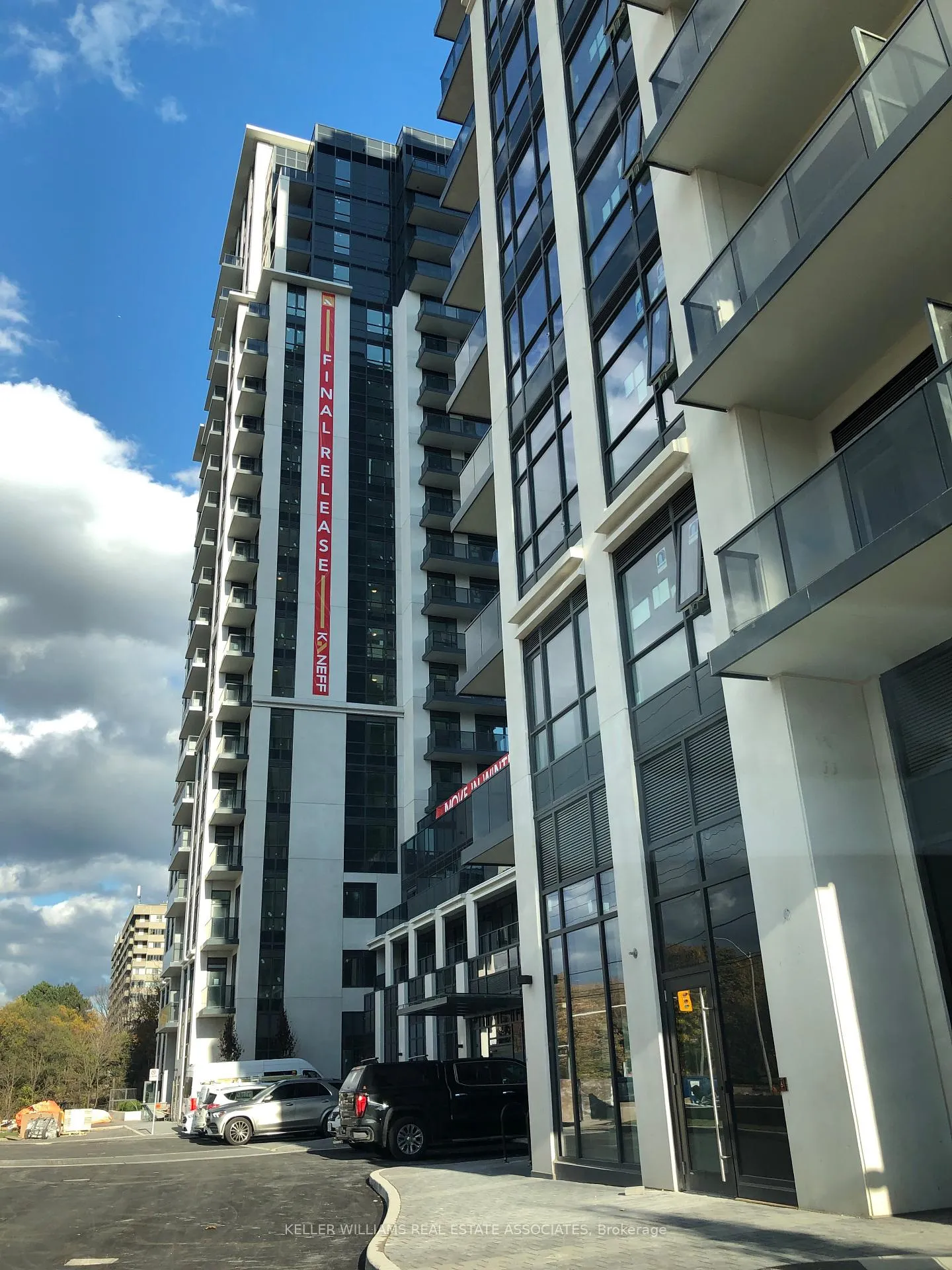 Front of Unit 1004, 202 Burnhamthorpe Road E