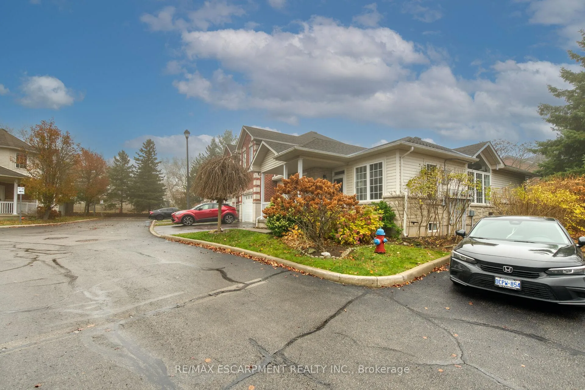 Photo 5 of Unit 8, 81 Valridge Drive, Hamilton, Ancaster — HOMEH
