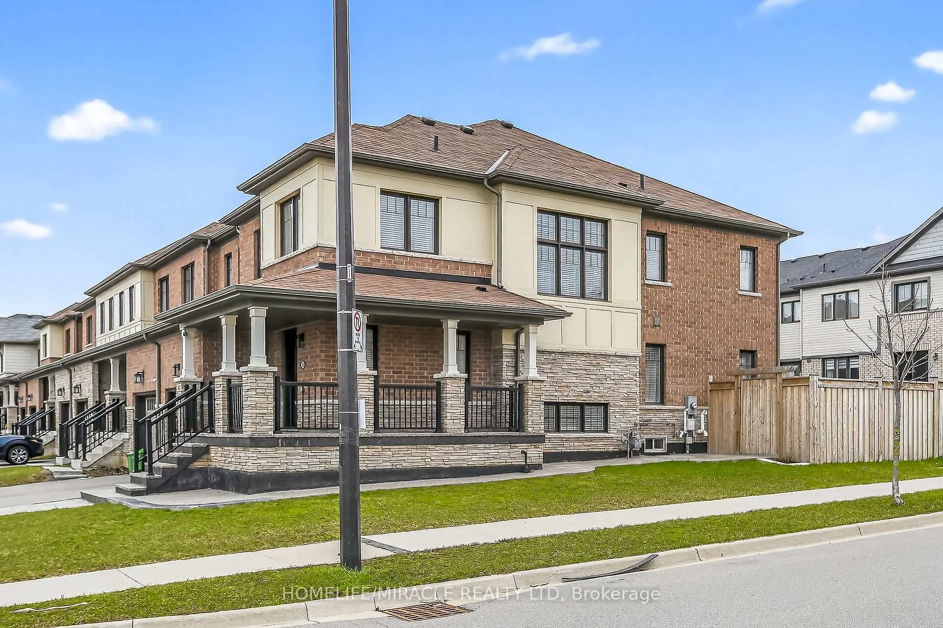 Photo 3 of 1 Prestwick Street, Hamilton, Stoney Creek Mountain — HOMEH