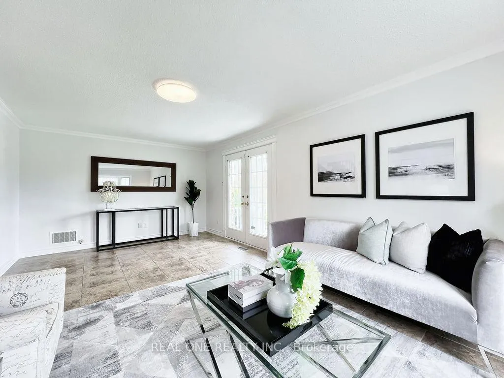 Photo 5 of 38 Mckay Crescent, Markham, Unionville — HOMEH