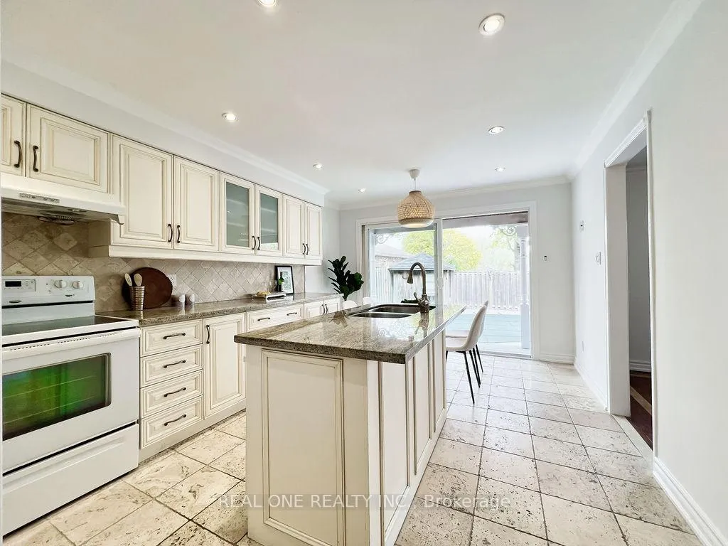Photo 9 of 38 Mckay Crescent, Markham, Unionville — HOMEH