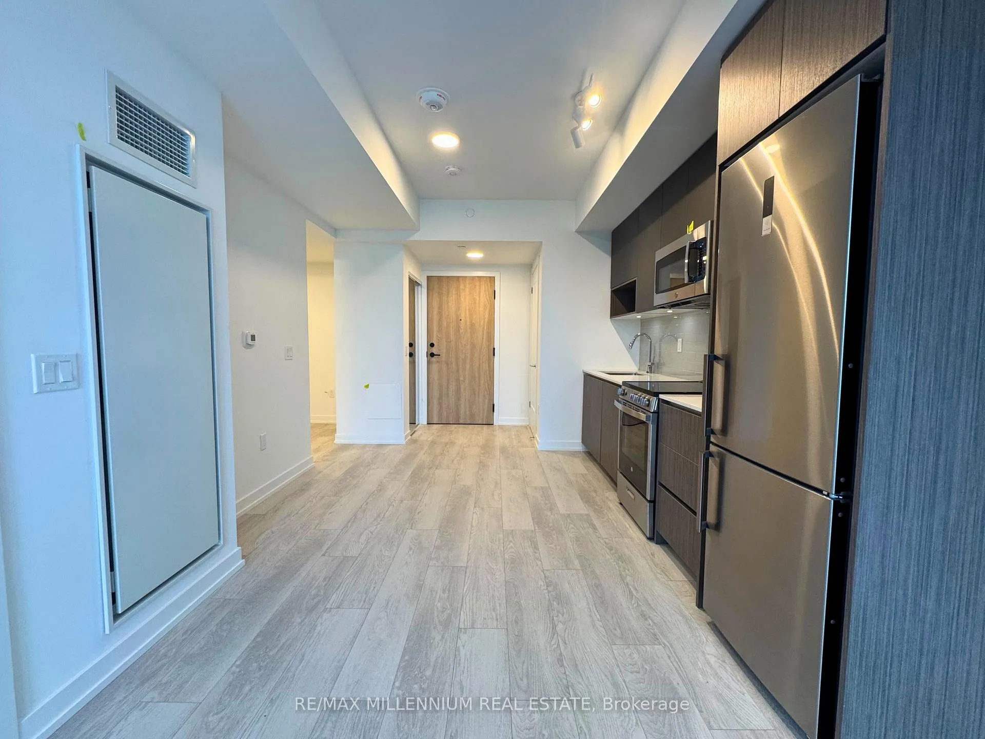 Photo 6 of Unit 419, 801 The Queens Way, Etobicoke, Stonegate-Queensway — HOMEH