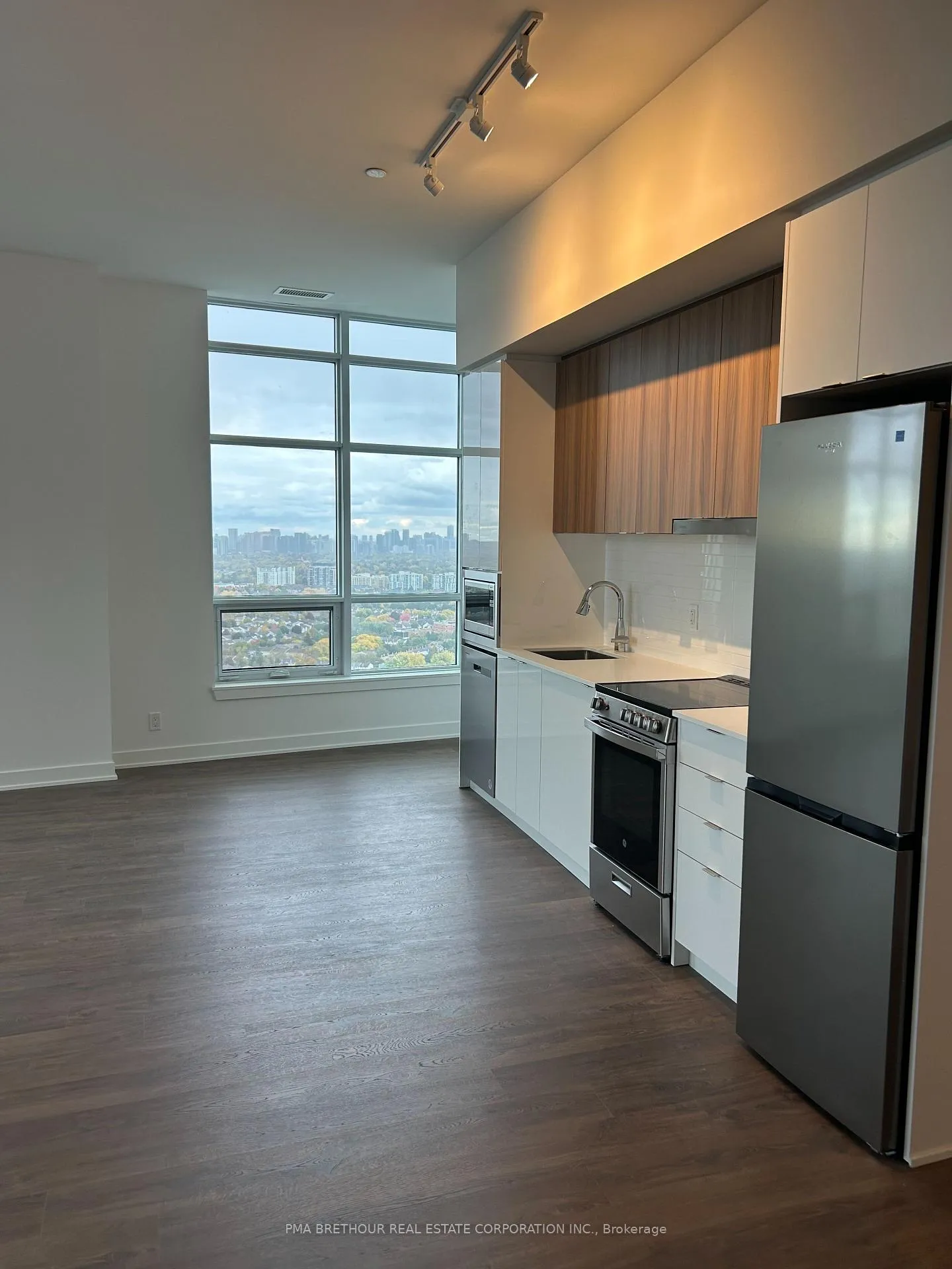 Photo 3 of Unit B-PH09, 50 Upper Mall Way, Vaughan, Brownridge — HOMEH