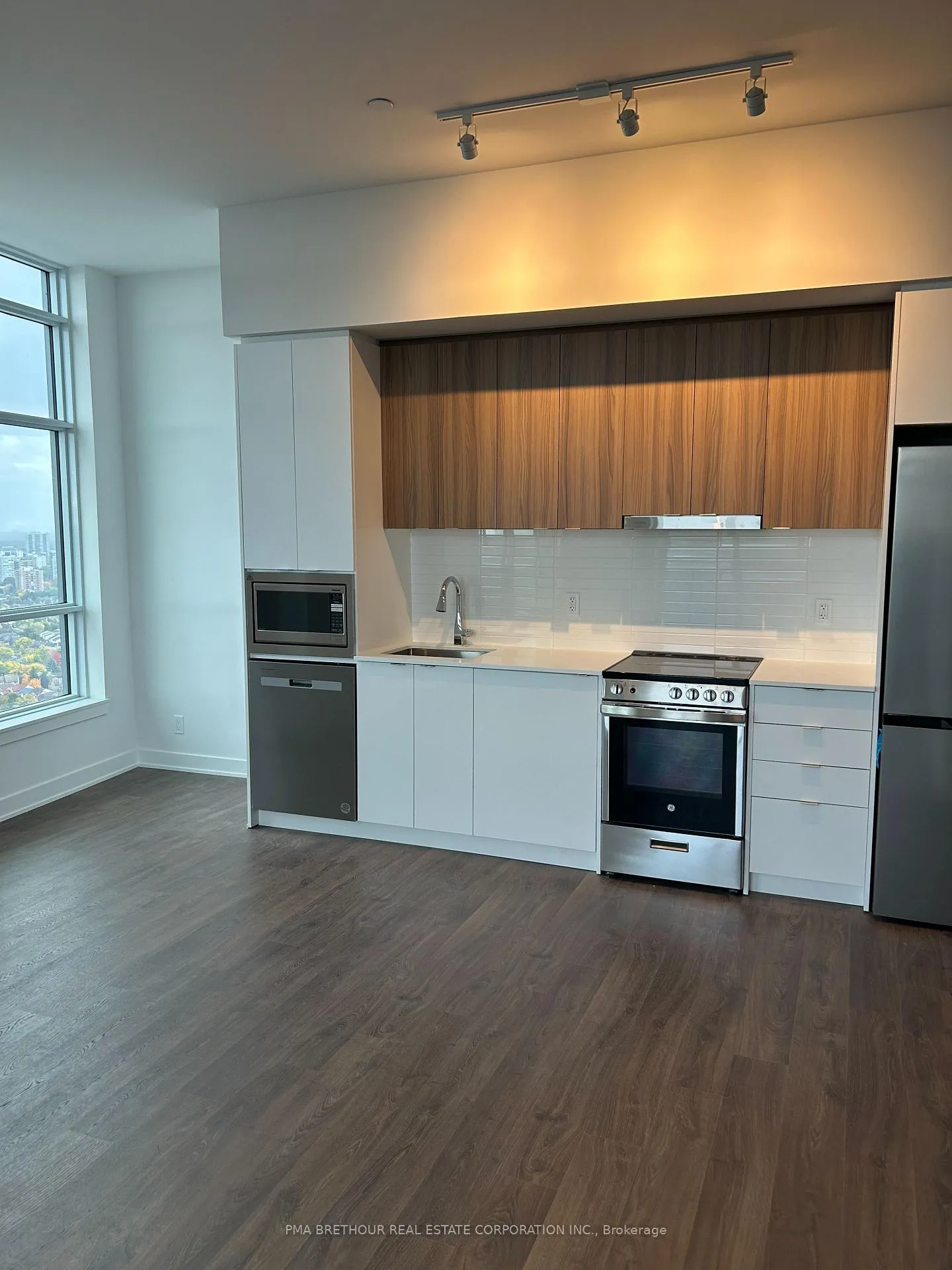 Photo 4 of Unit B-PH09, 50 Upper Mall Way, Vaughan, Brownridge — HOMEH