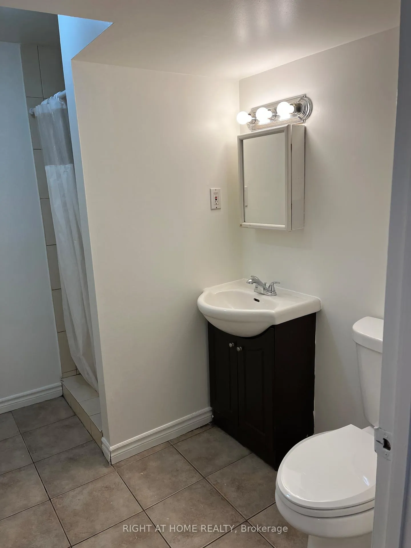 Photo 3 of Unit Lower Level Bsment, 26 Panorama Crescent, Brampton, Northgate — HOMEH