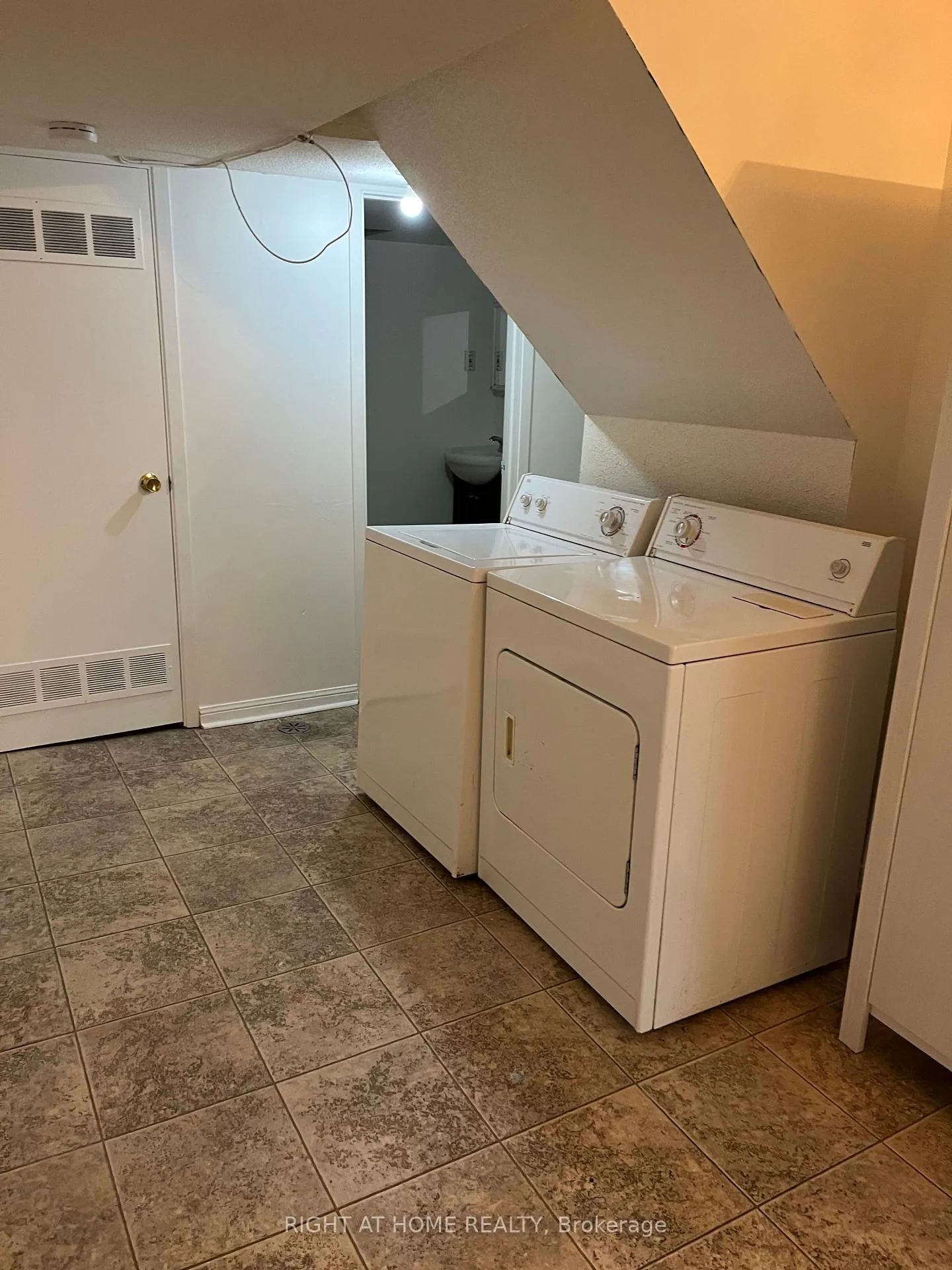 Photo 5 of Unit Lower Level Bsment, 26 Panorama Crescent, Brampton, Northgate — HOMEH
