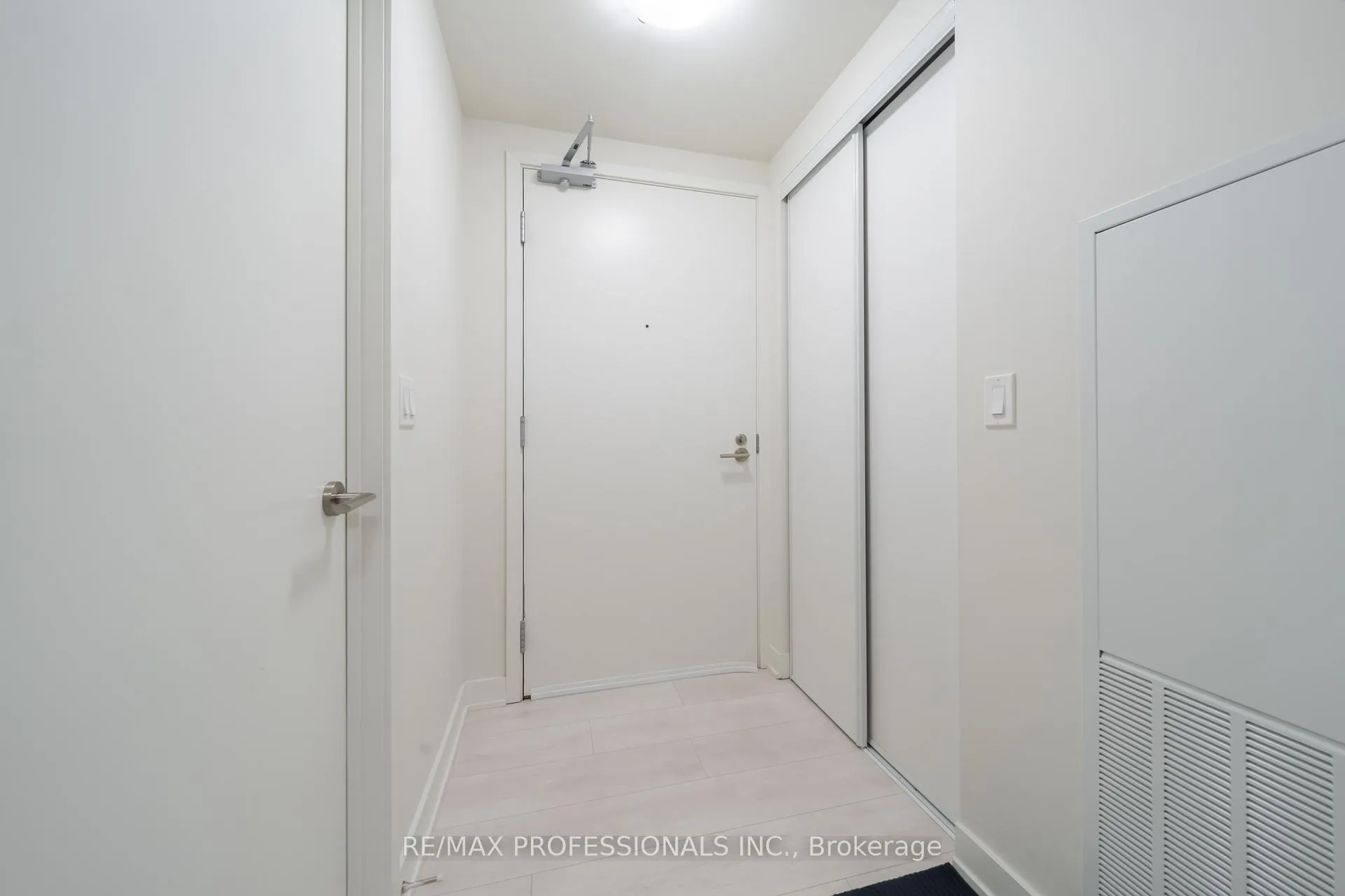 Photo 4 of Unit 801, 6 Sonic Way, Toronto, Flemingdon Park — HOMEH