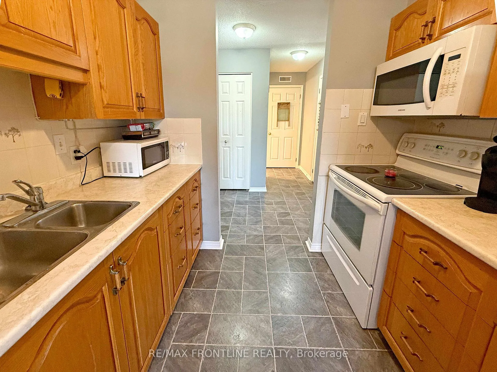 Photo 6 of Unit Unit #302, 10 Armstrong Drive, Smiths Falls — HOMEH