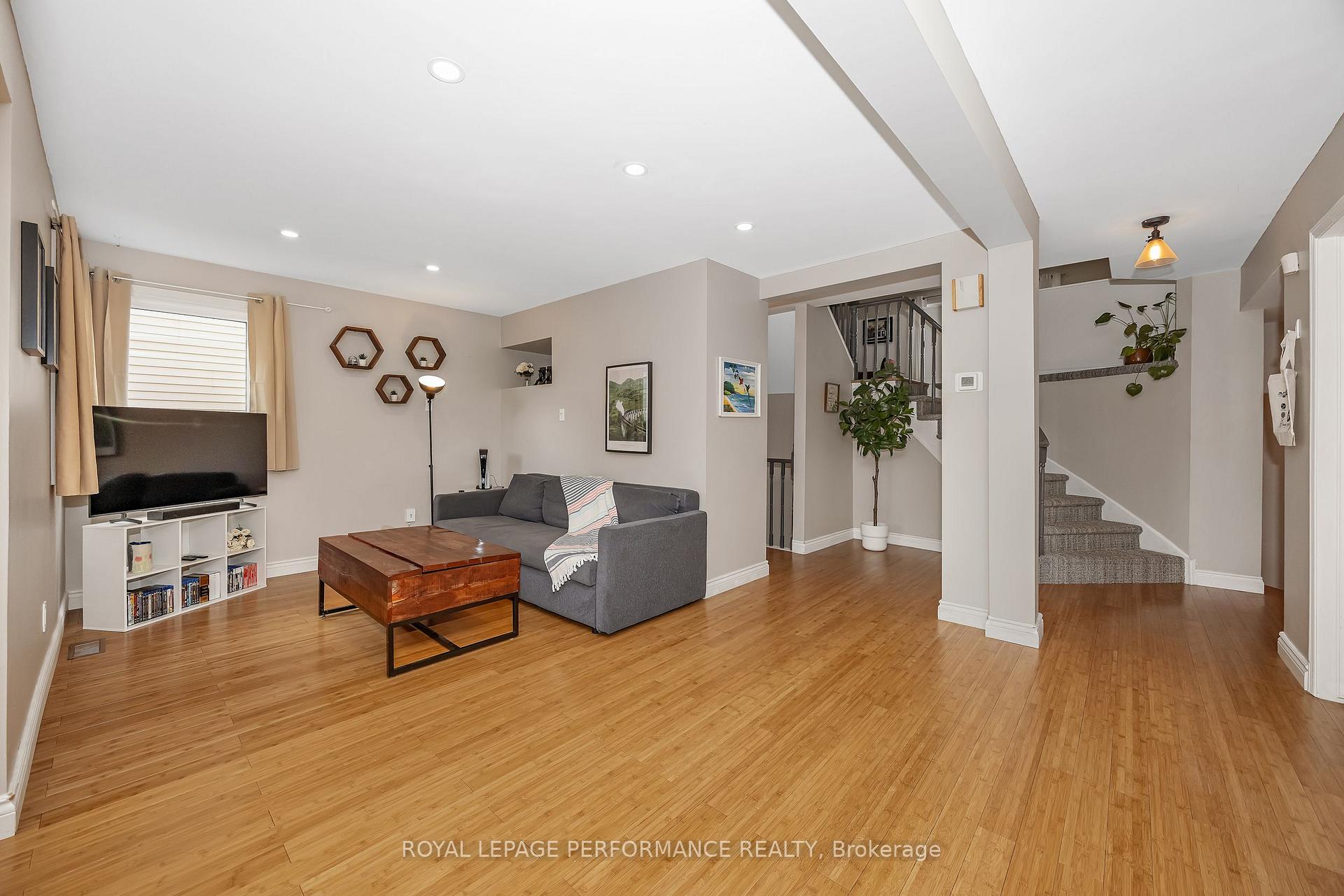 Photo 4 of 8 Hyannis Avenue, Ottawa, Barrhaven - Cedargrove/Fraserdale — HOMEH