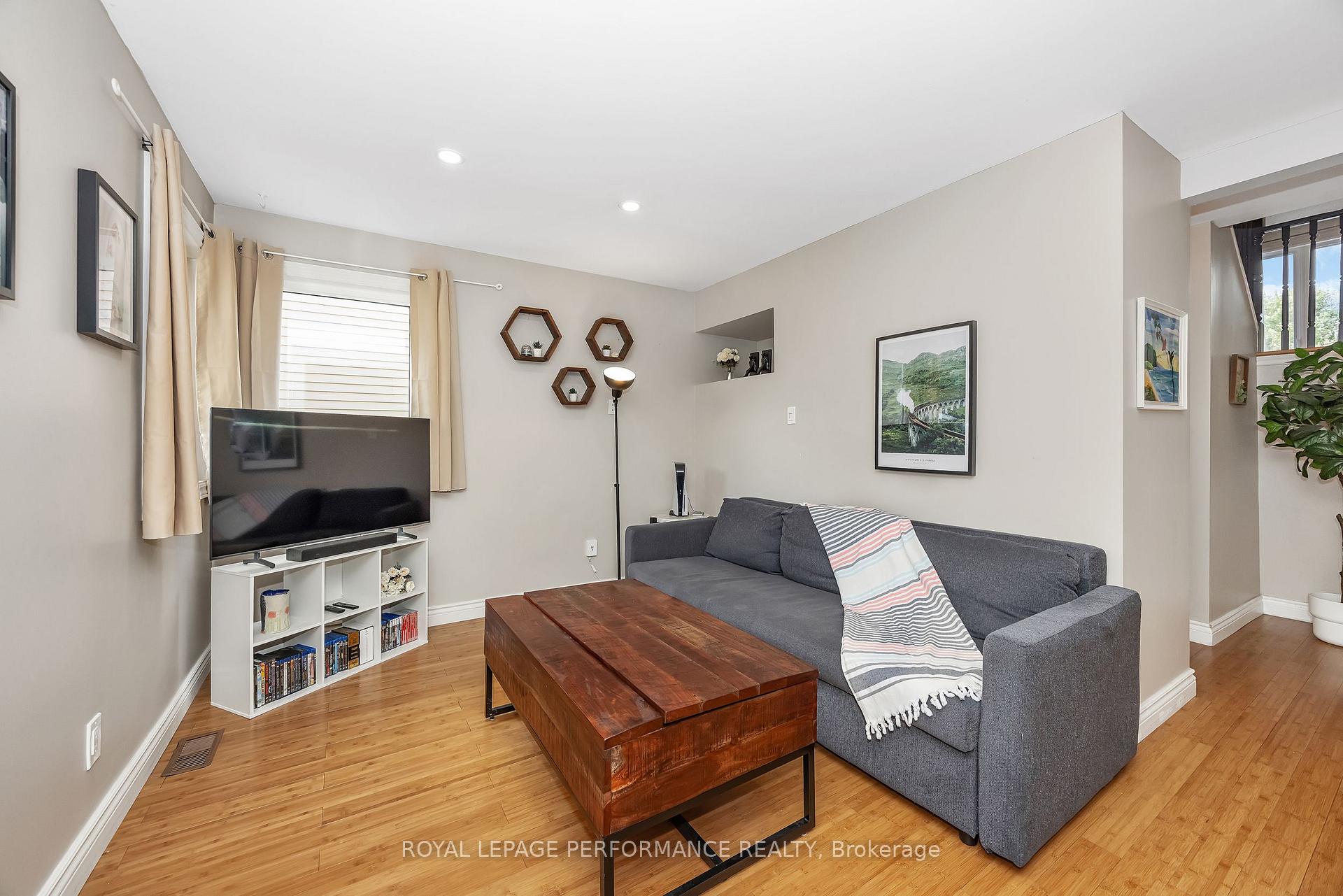 Photo 6 of 8 Hyannis Avenue, Ottawa, Barrhaven - Cedargrove/Fraserdale — HOMEH
