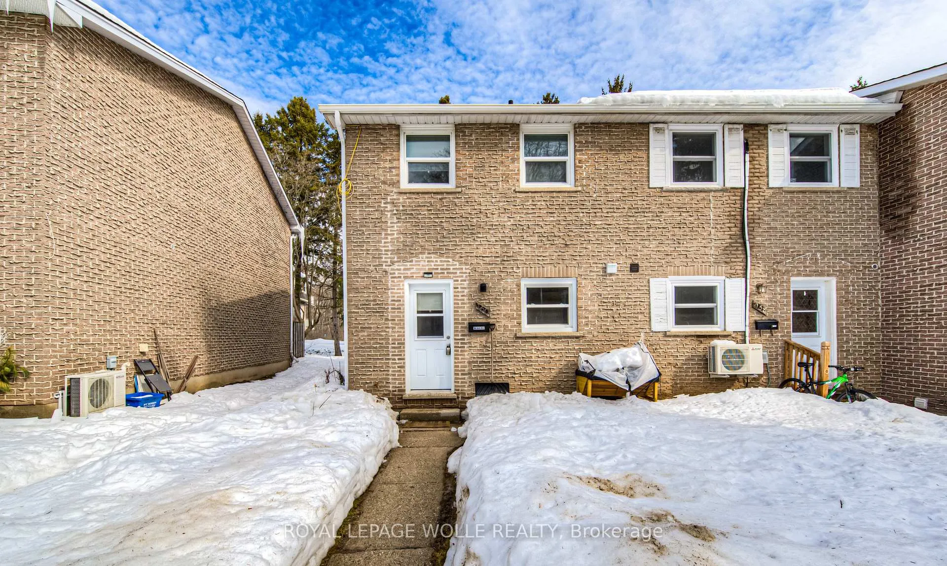 Photo 2 of 160 Westcourt Place, Waterloo — HOMEH