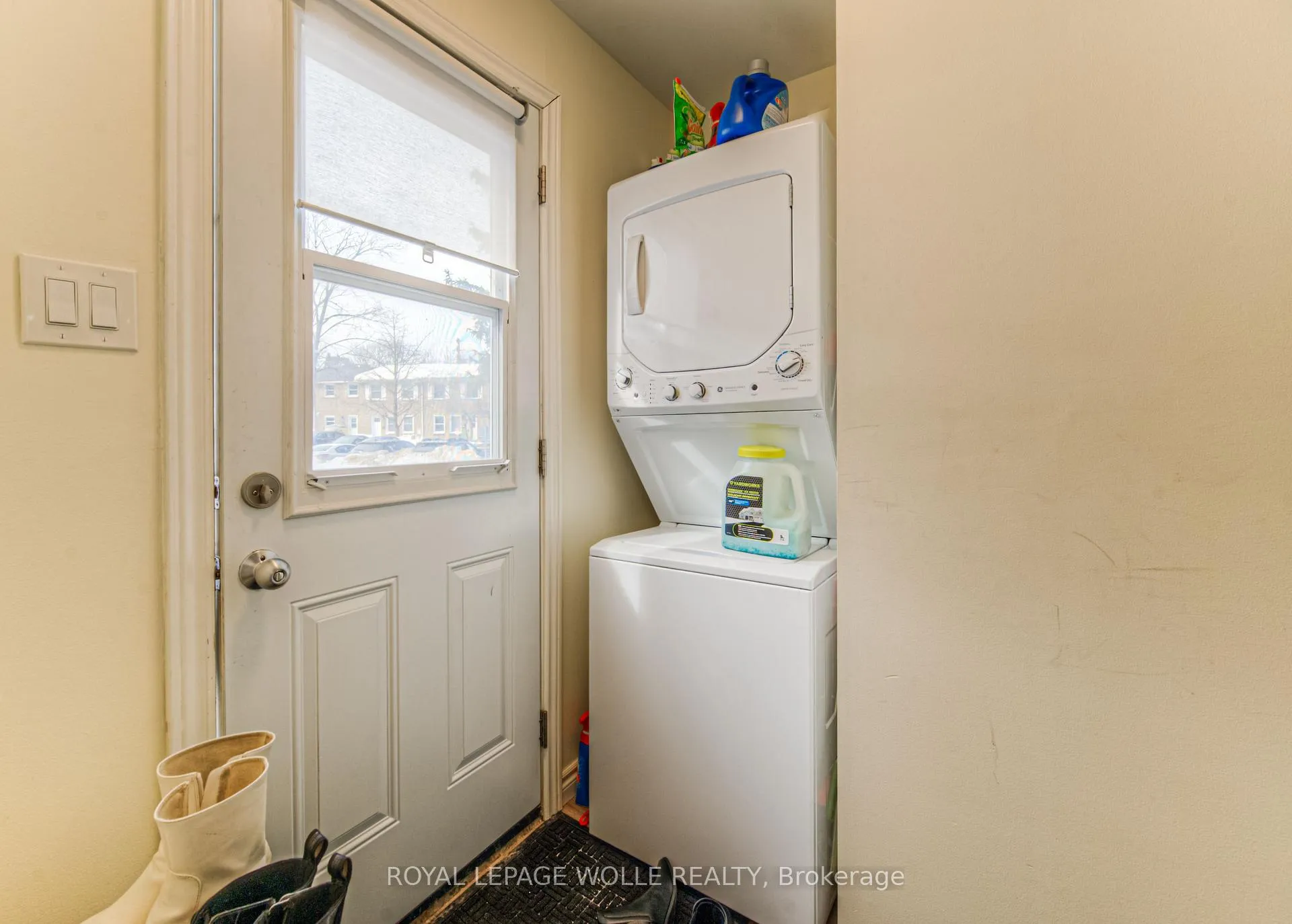 Photo 7 of 160 Westcourt Place, Waterloo — HOMEH