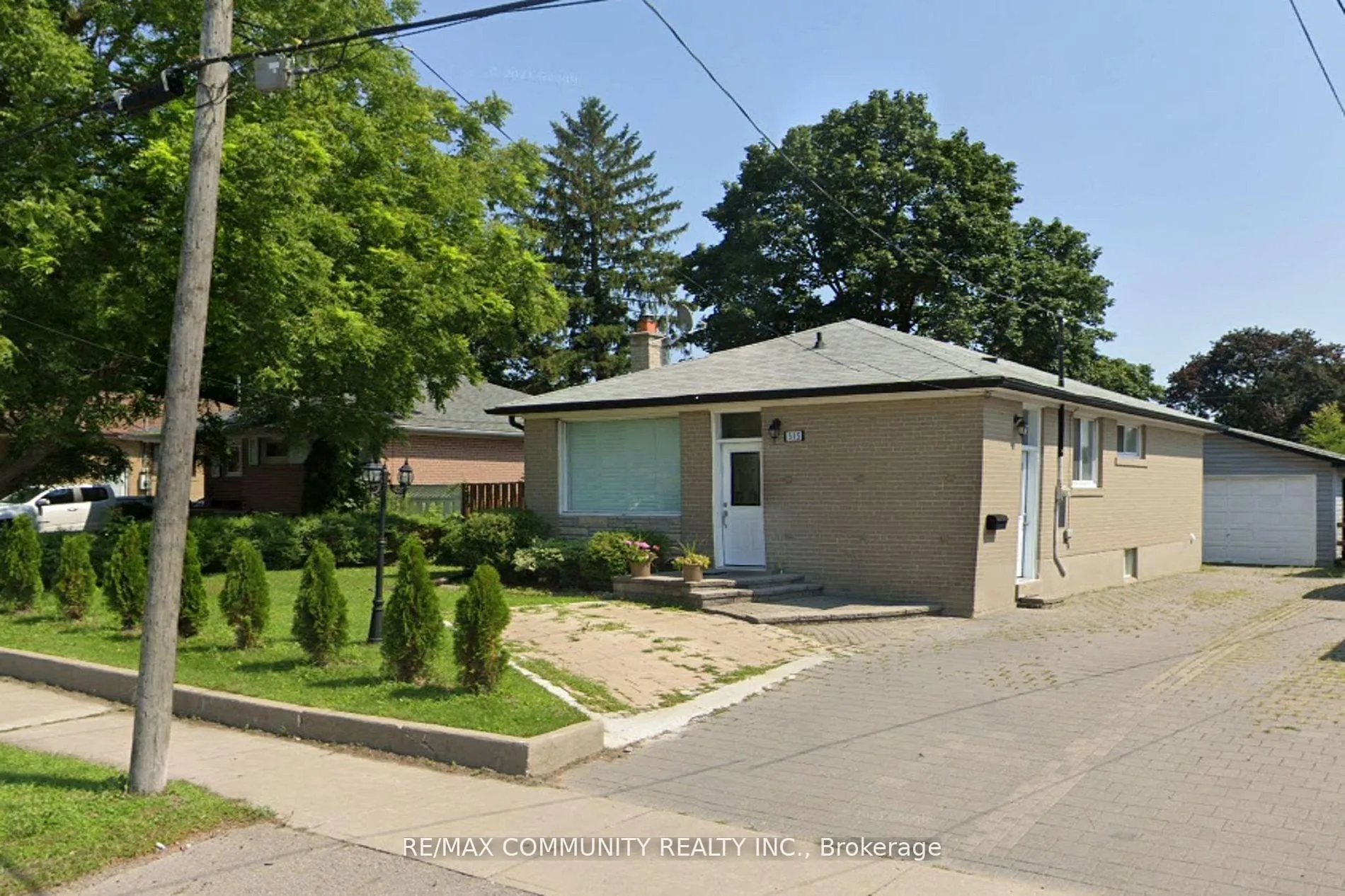 Front of Unit Bsmt, 315 Rossland Road W