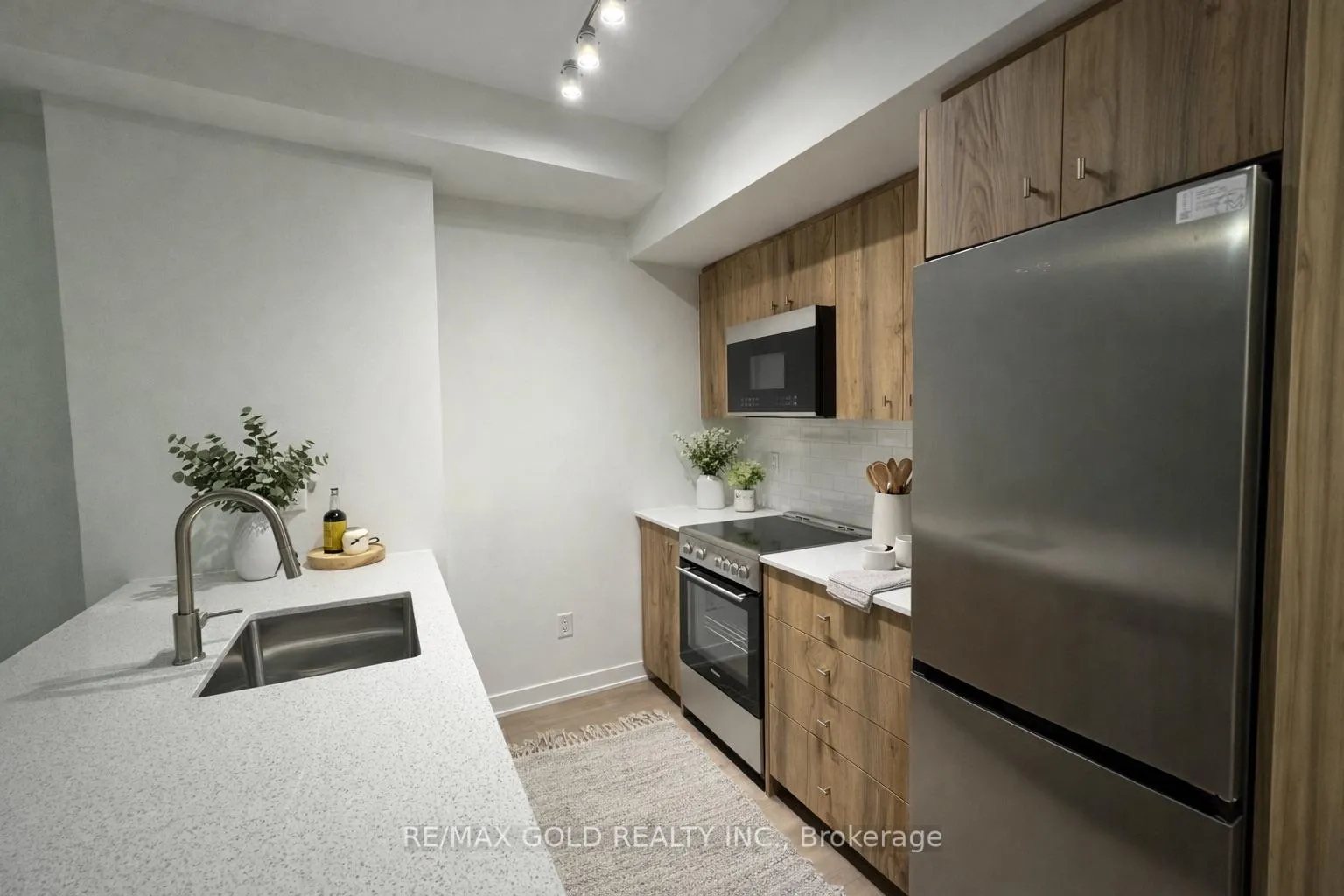 Photo 3 of Unit 907, 25 Wellington Street S, Kitchener — HOMEH