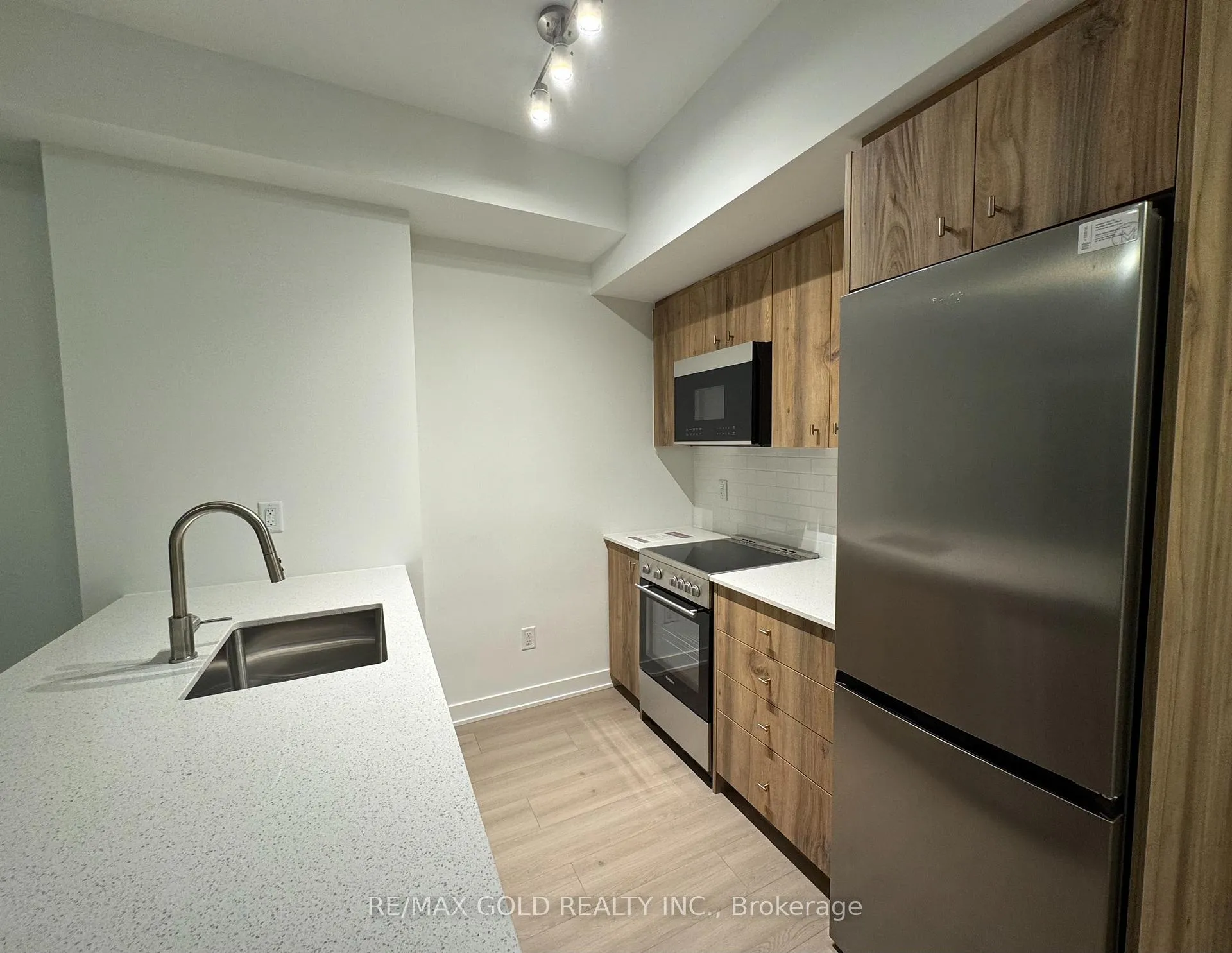 Photo 4 of Unit 907, 25 Wellington Street S, Kitchener — HOMEH