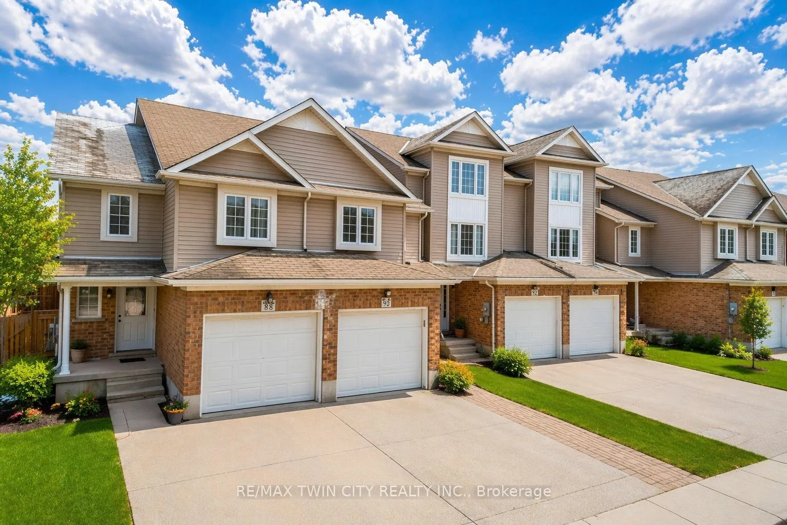 Photo 2 of 90 Donnenwerth Drive, Kitchener — HOMEH