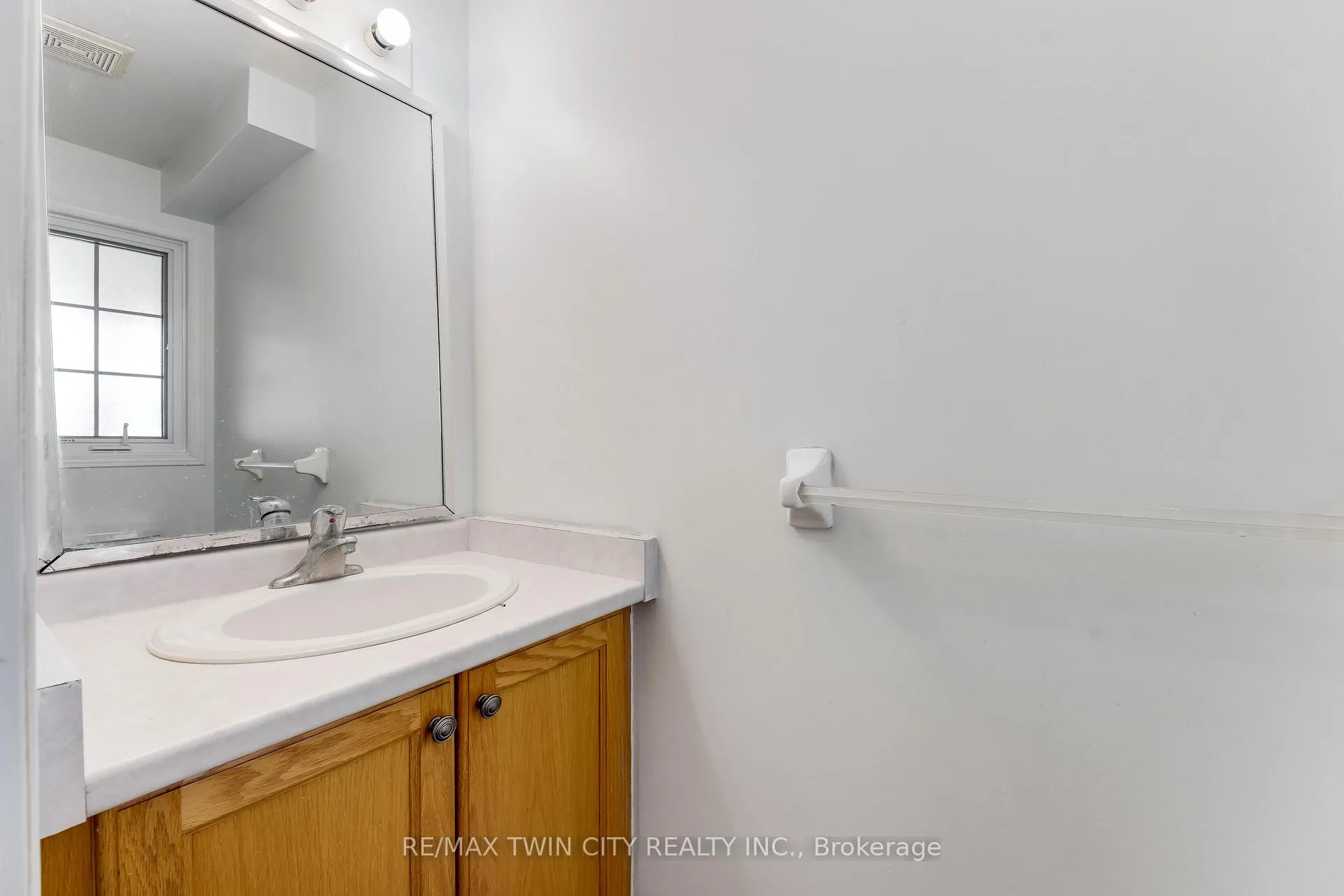 Photo 8 of 90 Donnenwerth Drive, Kitchener — HOMEH