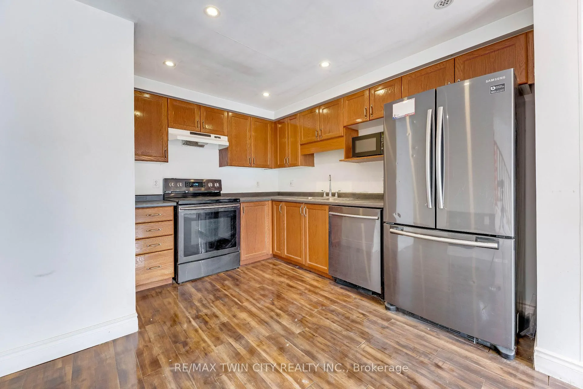 Photo 11 of 90 Donnenwerth Drive, Kitchener — HOMEH