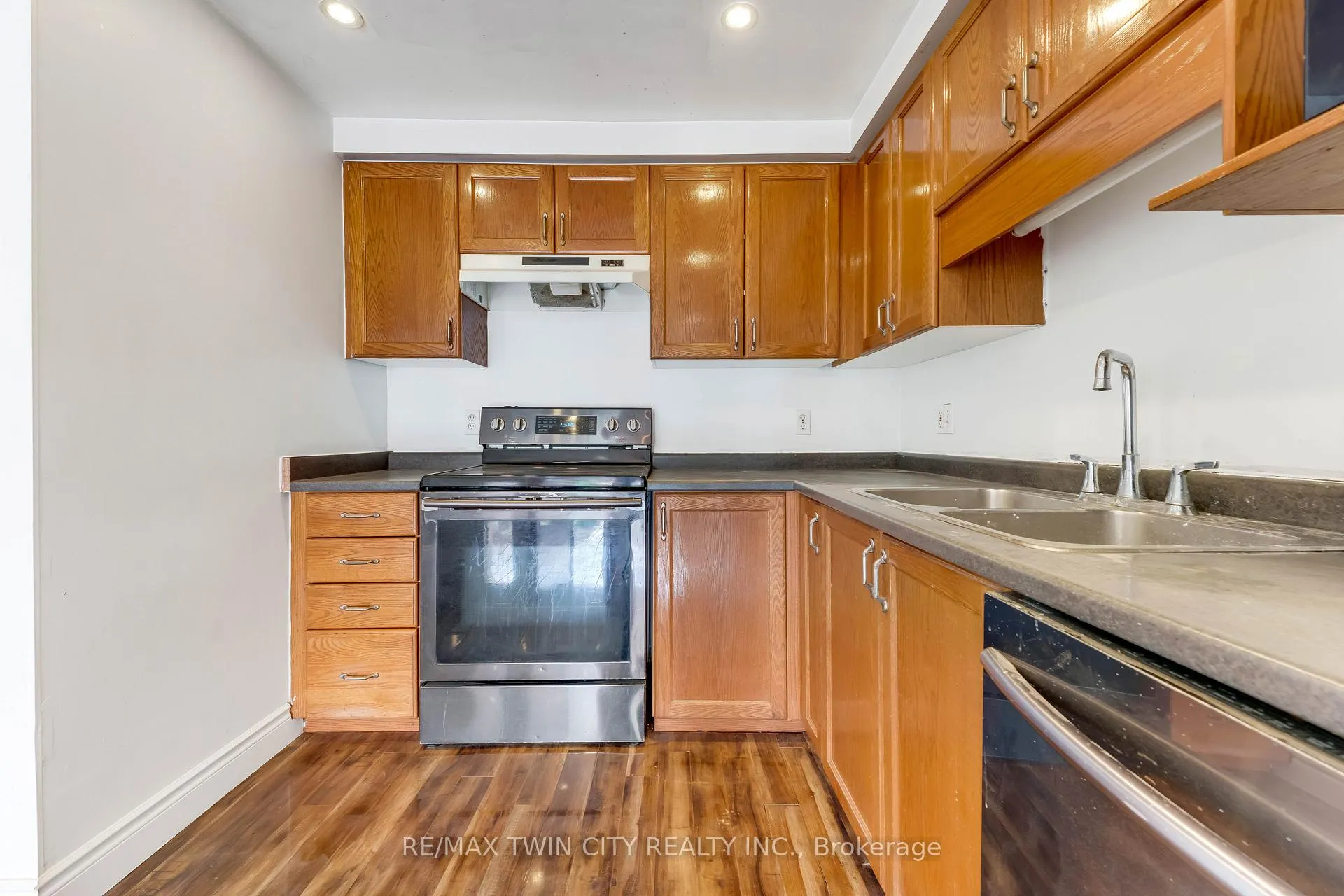 Photo 12 of 90 Donnenwerth Drive, Kitchener — HOMEH
