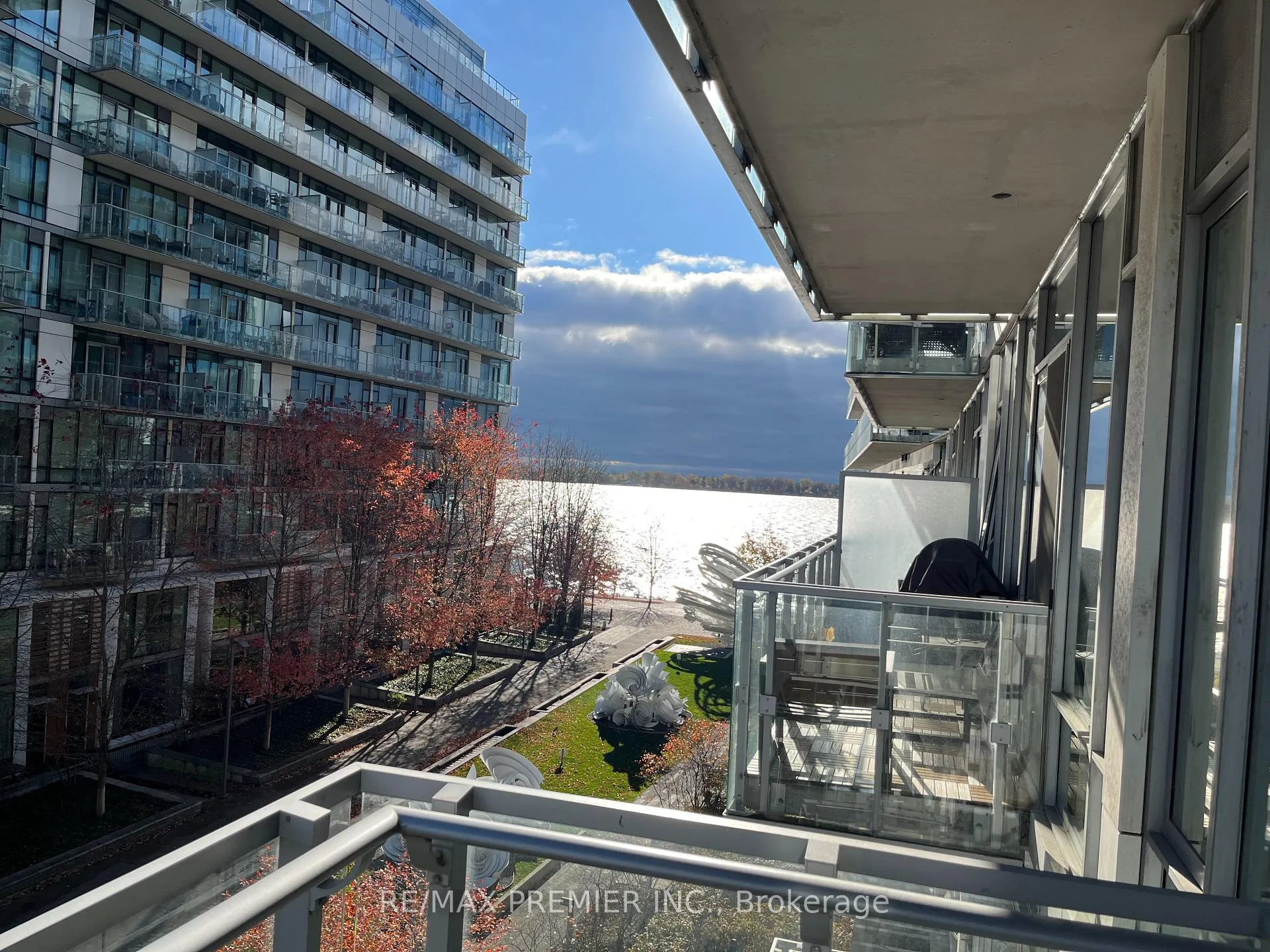 Photo 4 of Unit 421, 29 Queens Quay E, Toronto, Waterfront Communities — HOMEH