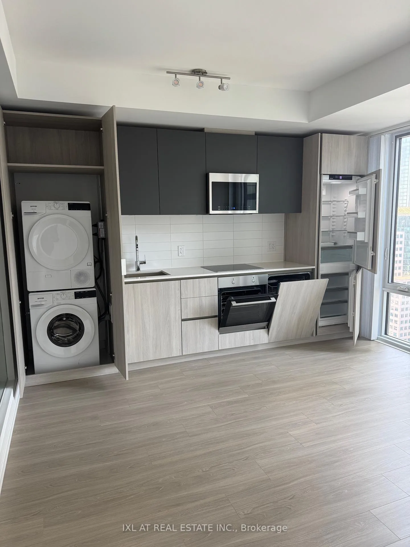 Front of Unit 3721, 28 Widmer Street
