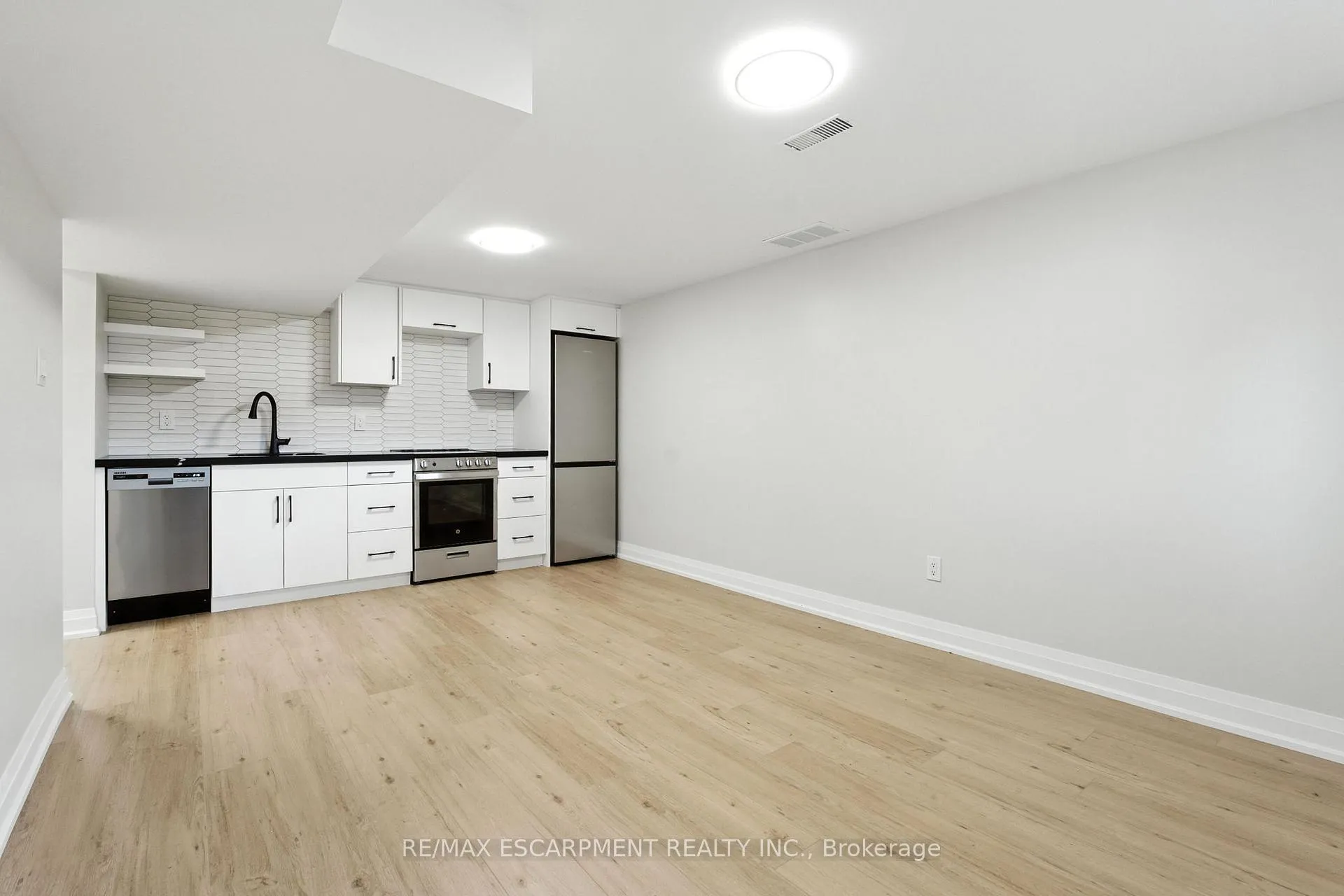 Photo 12 of Unit B, 929 Upper Ottawa Street, Hamilton, Berrisfield — HOMEH