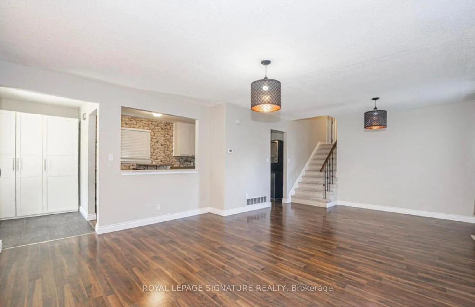 Photo 5 of Unit Front, 4 Jane Crescent, Barrie, Allandale Heights — HOMEH
