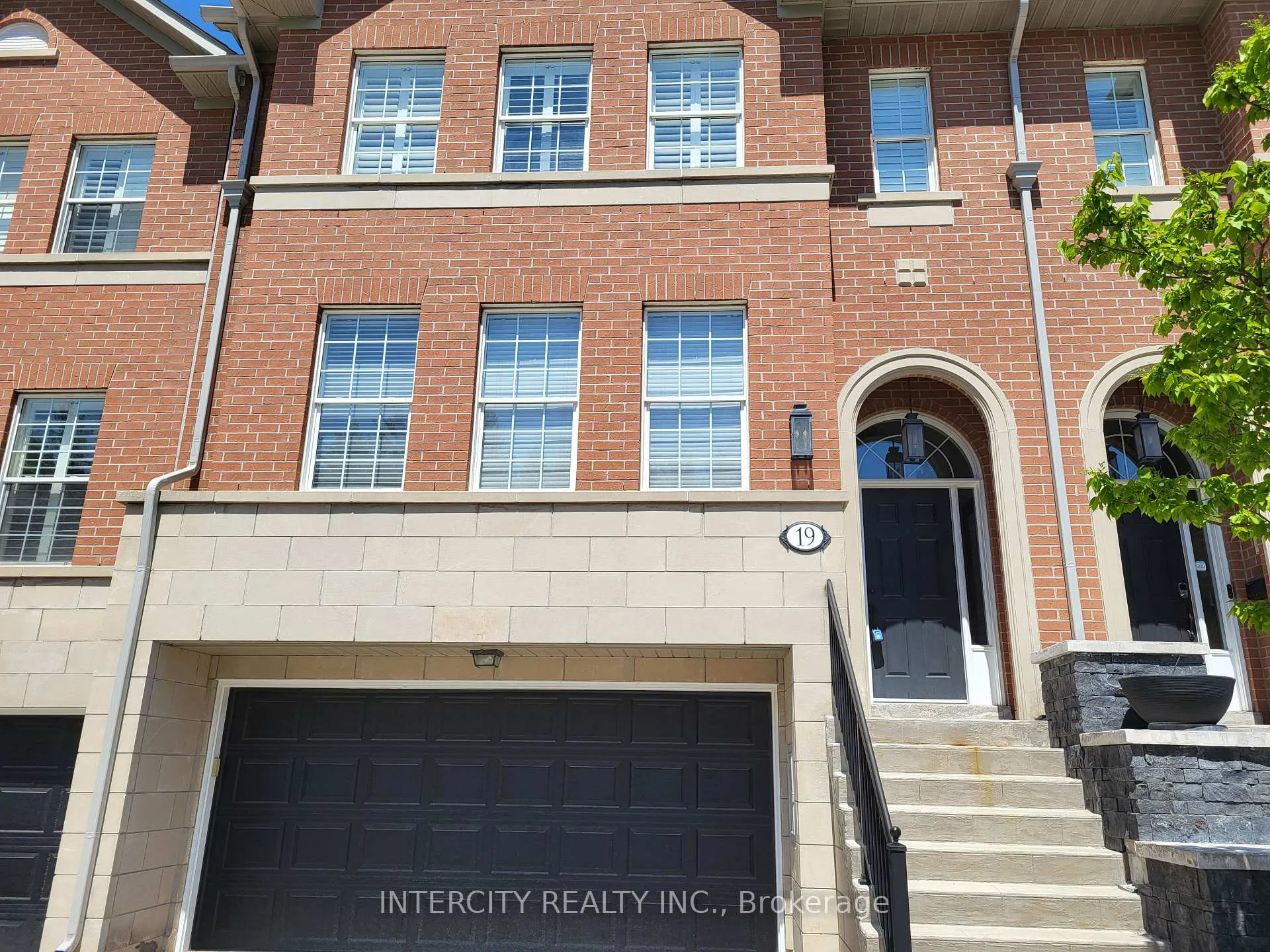 Photo 2 of Unit 19, 8038 Yonge Street, Vaughan, Uplands — HOMEH