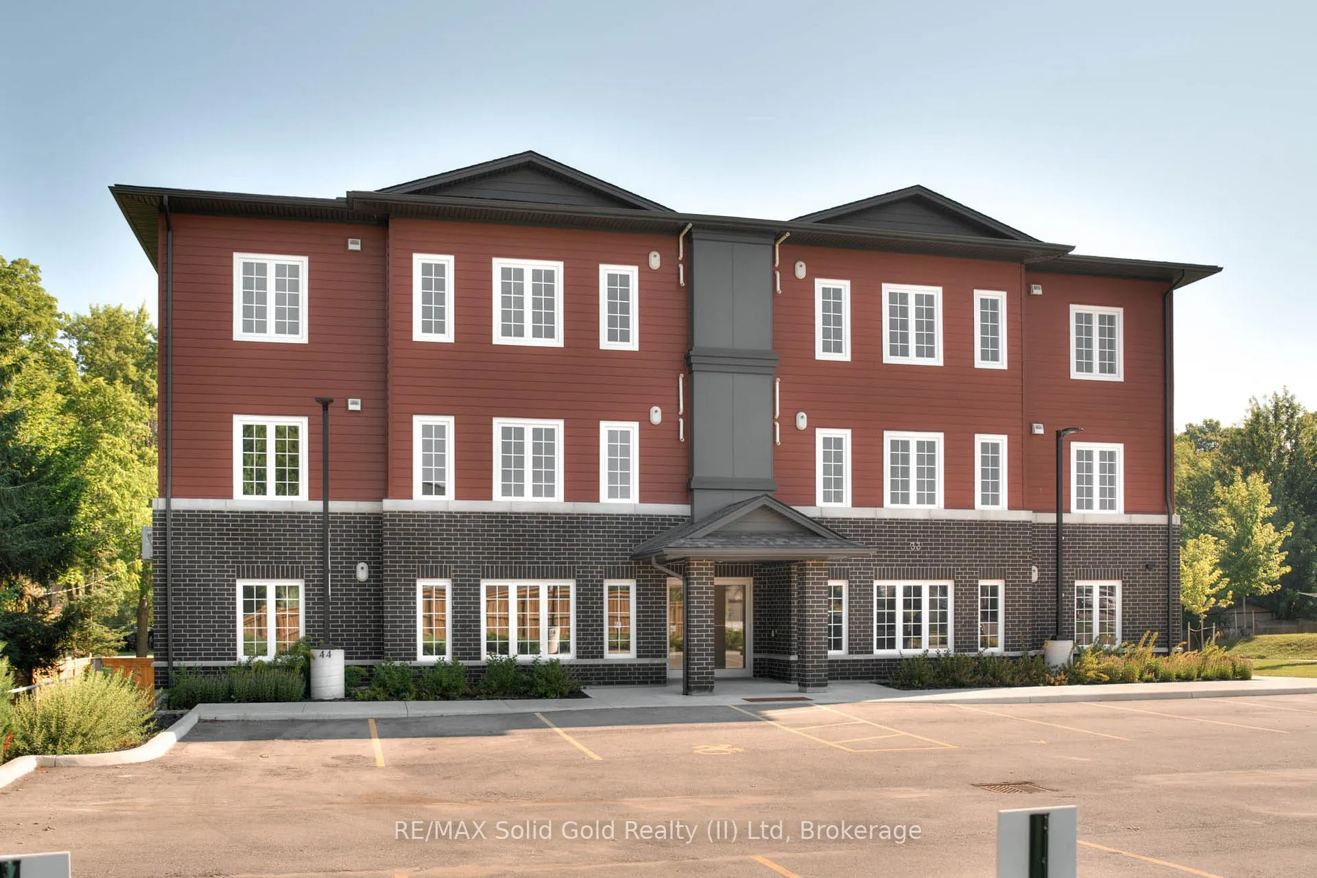 Front of Unit 6, 33 Murray Court