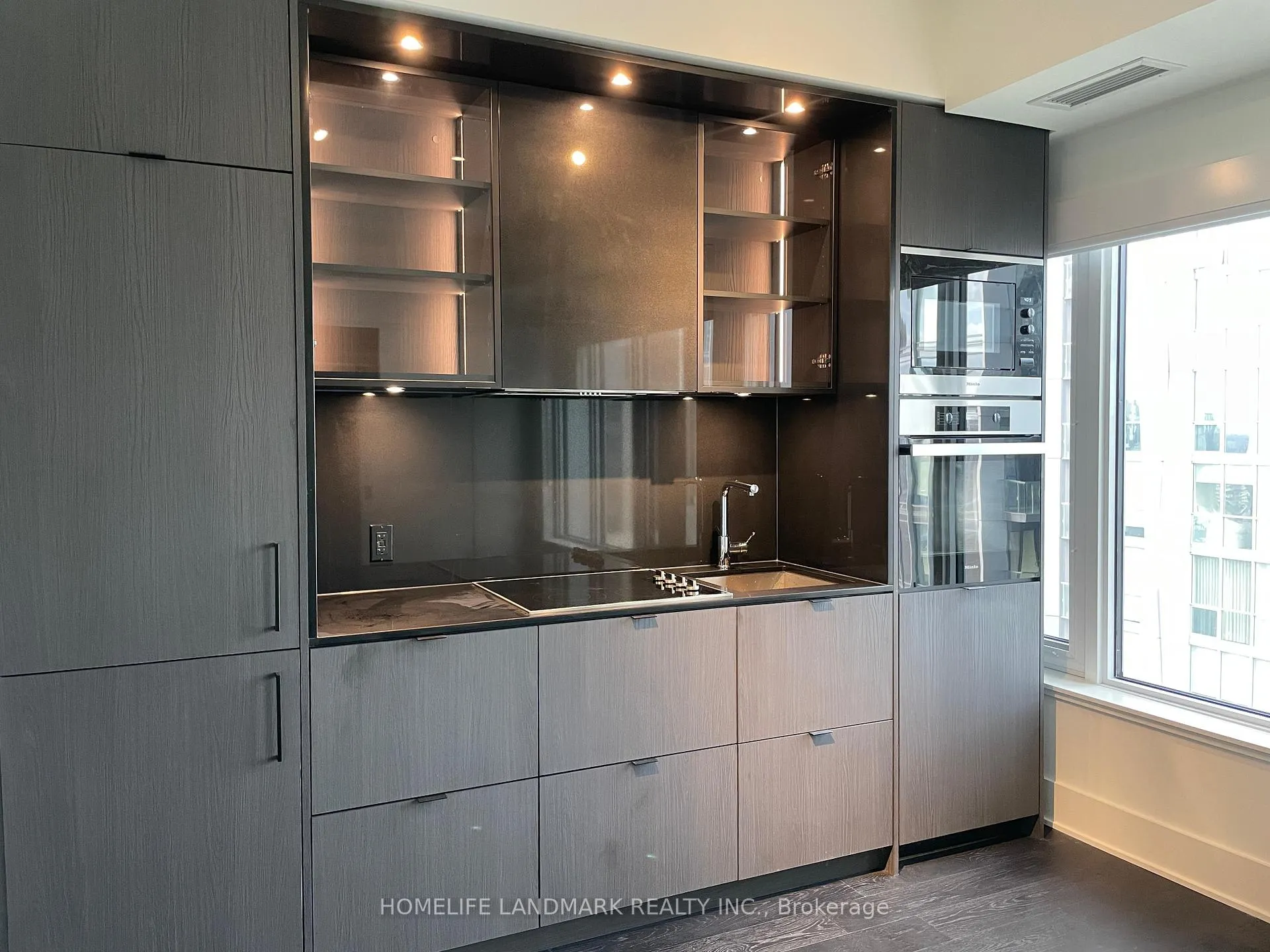 Front of Unit 2508, 11 Yorkville Avenue