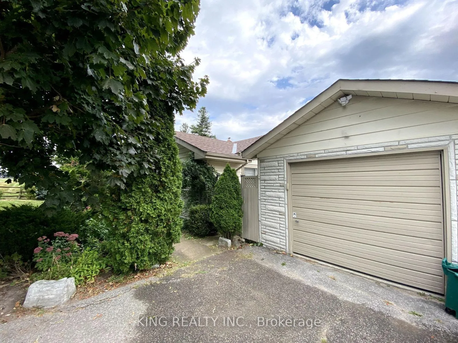 Photo 3 of 16605 Jane Street, King, Rural King — HOMEH