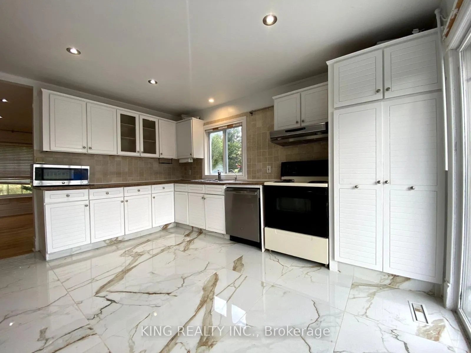 Photo 4 of 16605 Jane Street, King, Rural King — HOMEH