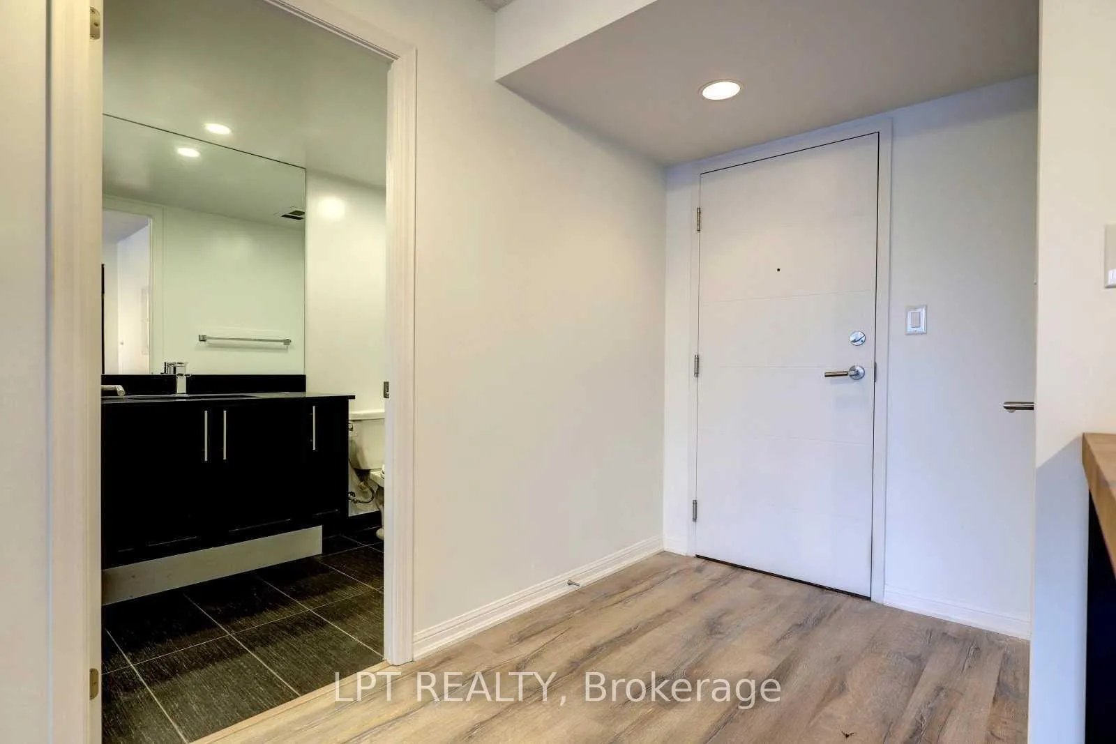 Photo 3 of Unit 2214, 400 Adelaide Street E, Toronto, Moss Park — HOMEH