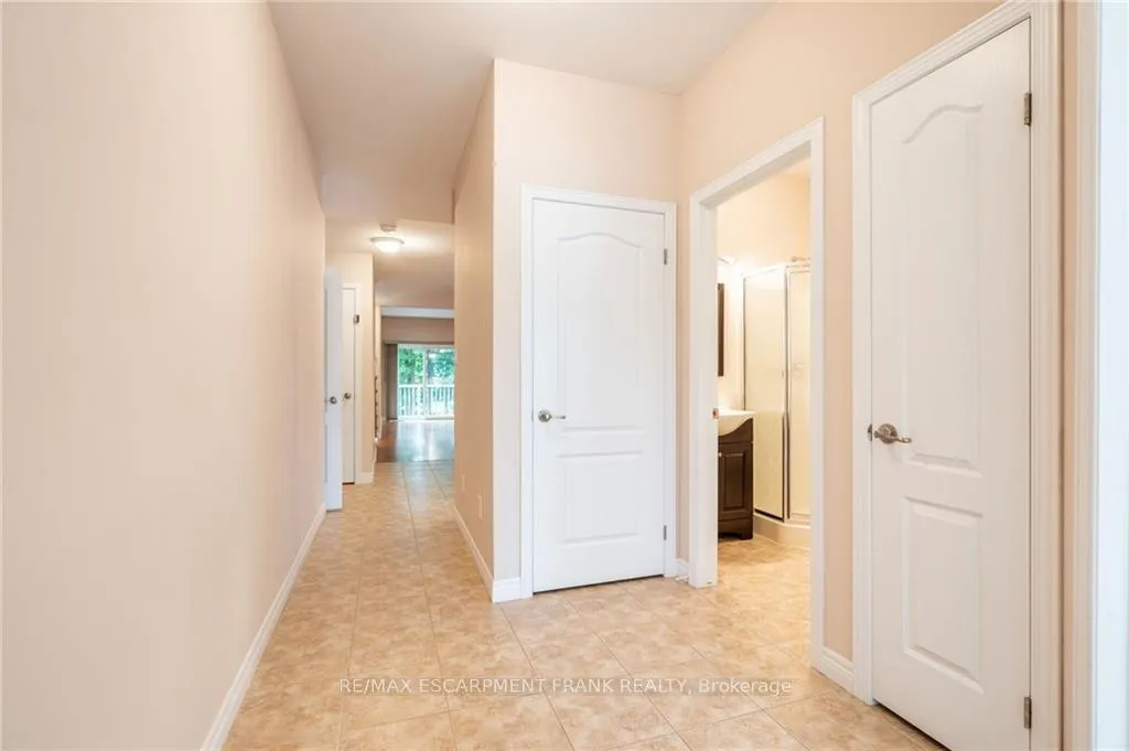 Photo 4 of 50 Grovetree Trail, Hamilton, Rural Glanbrook — HOMEH