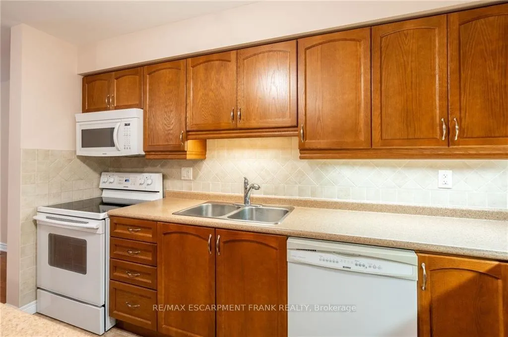 Photo 10 of 50 Grovetree Trail, Hamilton, Rural Glanbrook — HOMEH