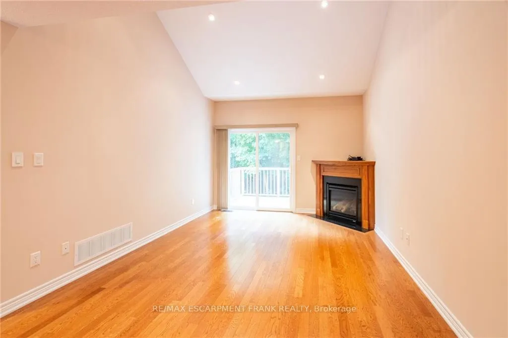 Photo 12 of 50 Grovetree Trail, Hamilton, Rural Glanbrook — HOMEH