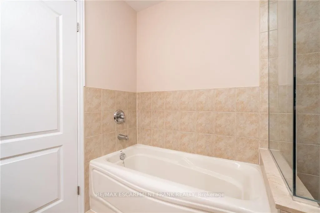 Photo 21 of 50 Grovetree Trail, Hamilton, Rural Glanbrook — HOMEH