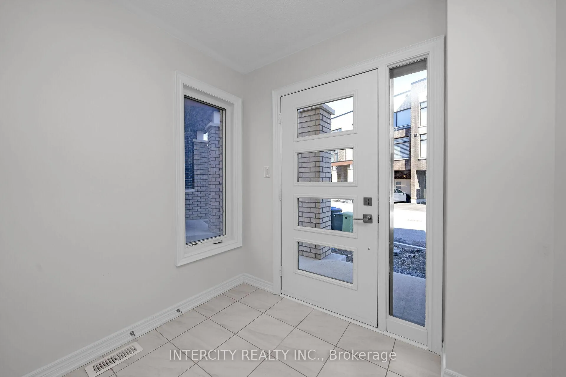Photo 3 of Unit 30, 28 Queenpost Drive, Brampton, Credit Valley — HOMEH