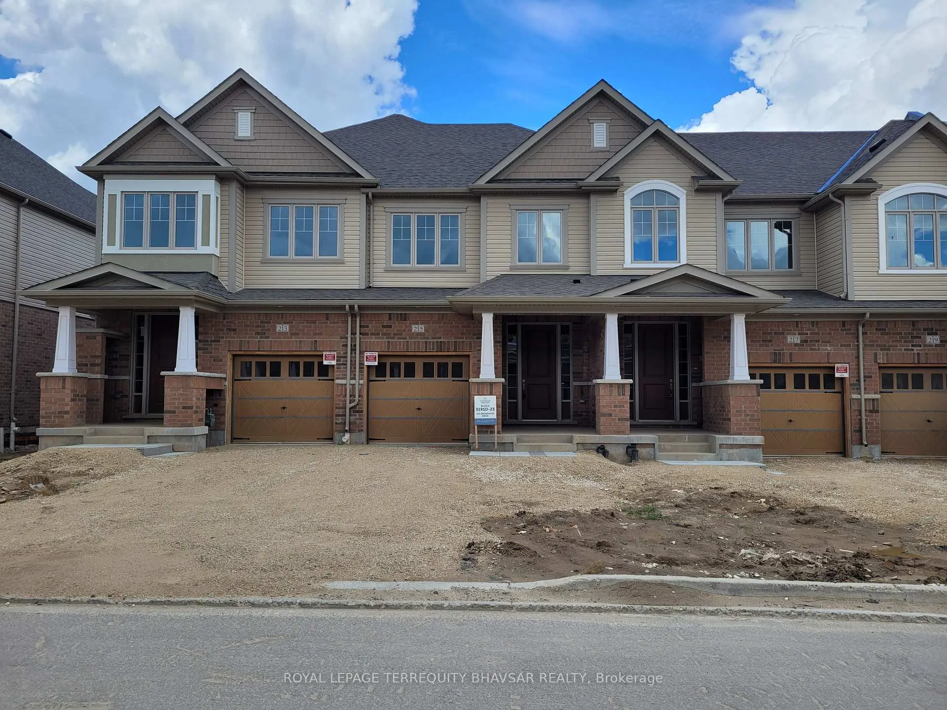 Photo 2 of 215 Broadacre Drive, Kitchener — HOMEH