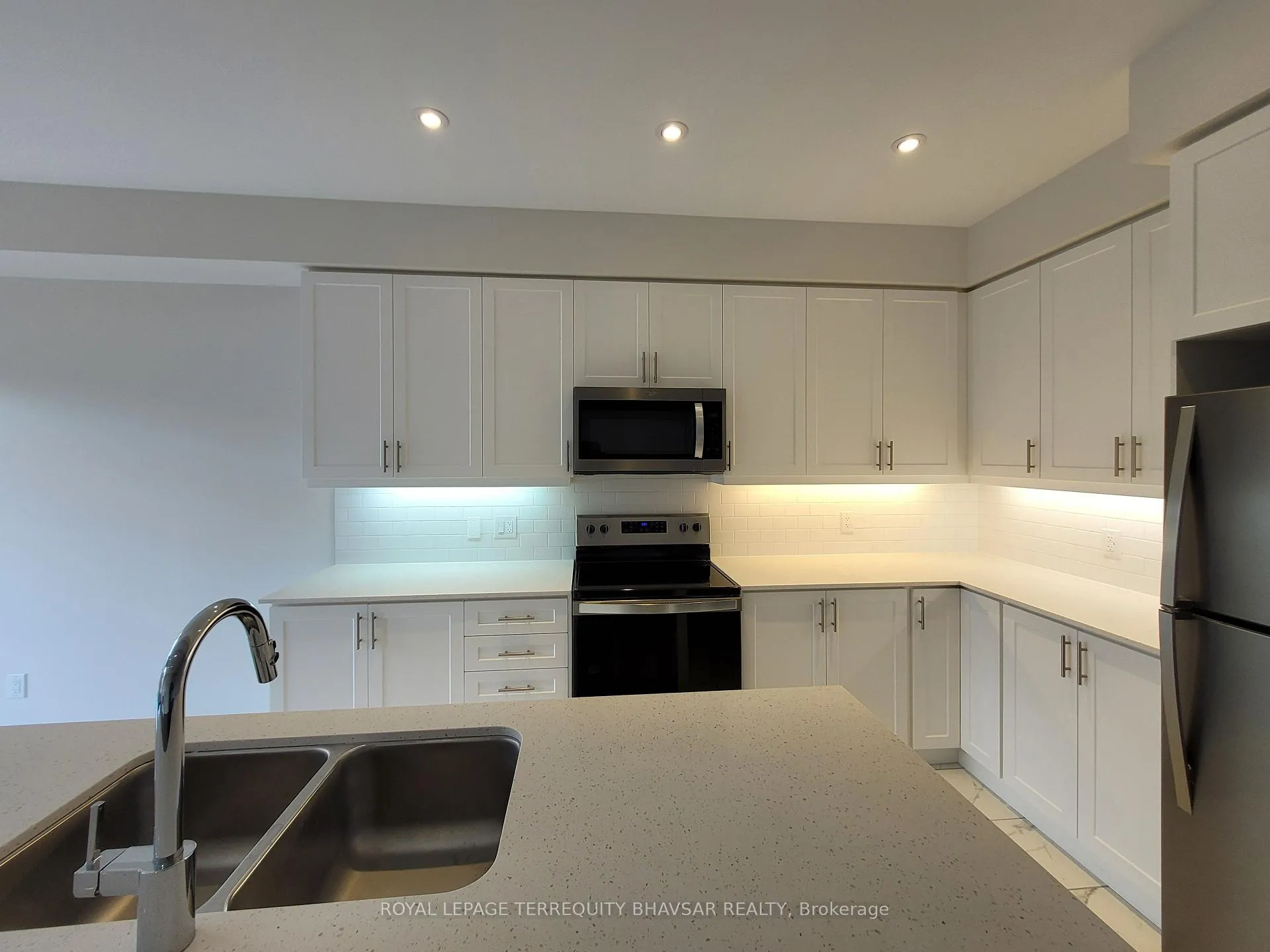 Photo 13 of 215 Broadacre Drive, Kitchener — HOMEH