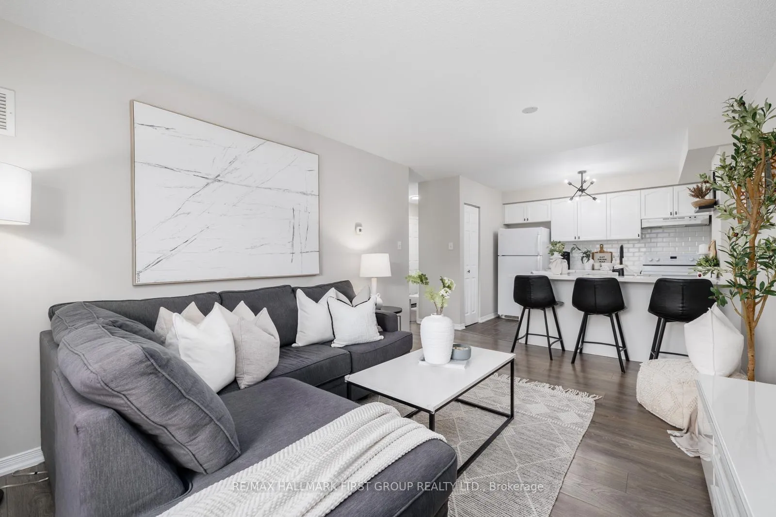 Photo 3 of Unit 309, 136 Aspen Springs Drive, Clarington, Bowmanville — HOMEH