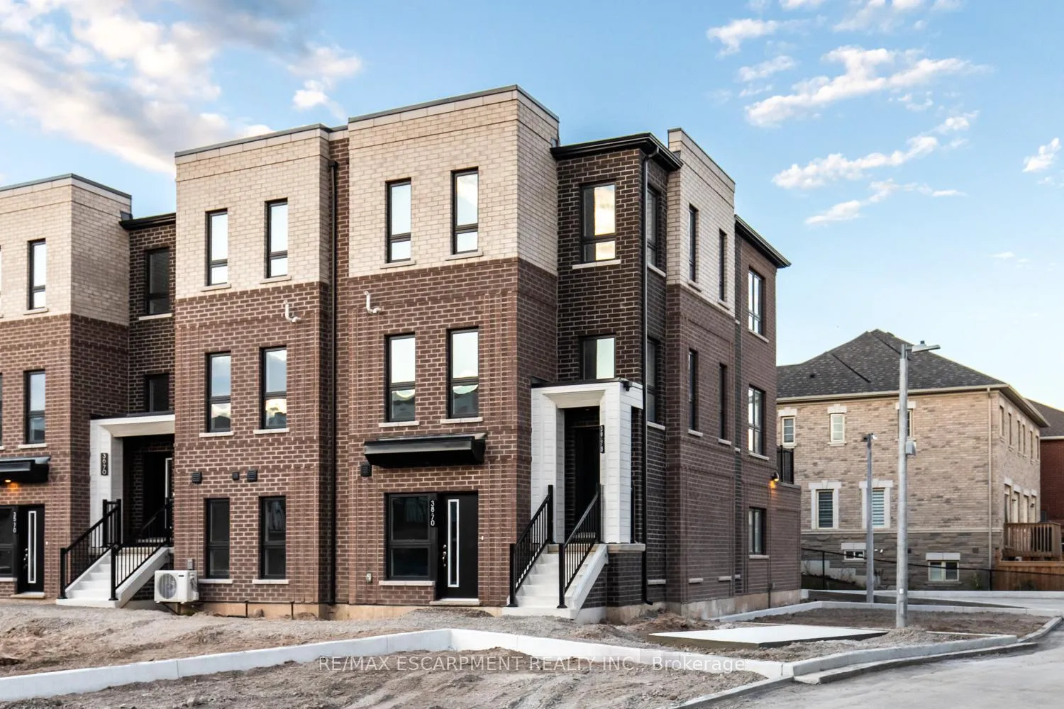 Photo 2 of Unit 39, 70 Kenesky Drive, Hamilton, Waterdown — HOMEH