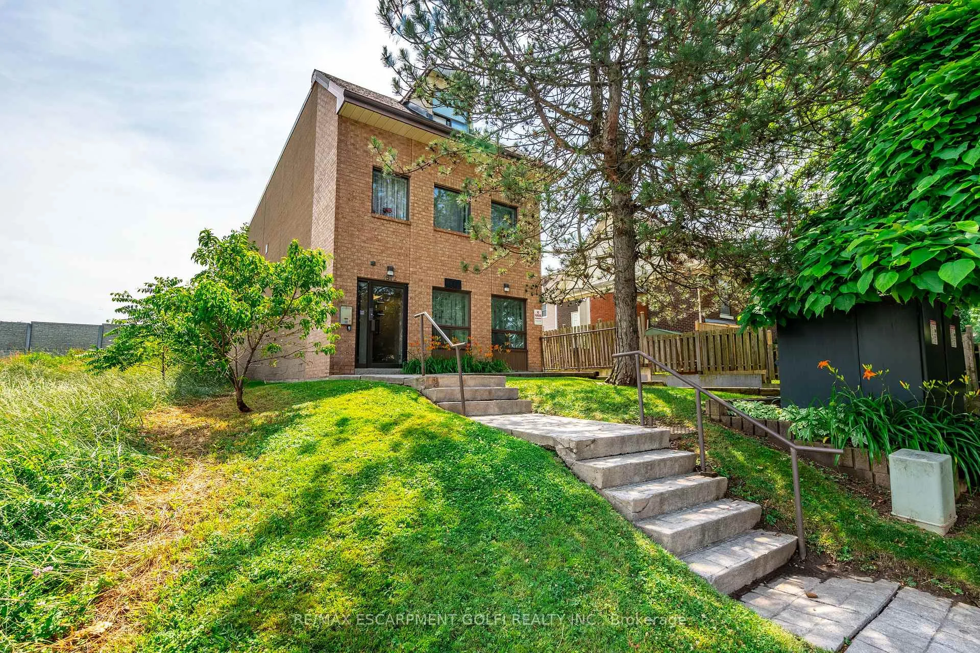 Front of Unit 101, 4872 Valley Way