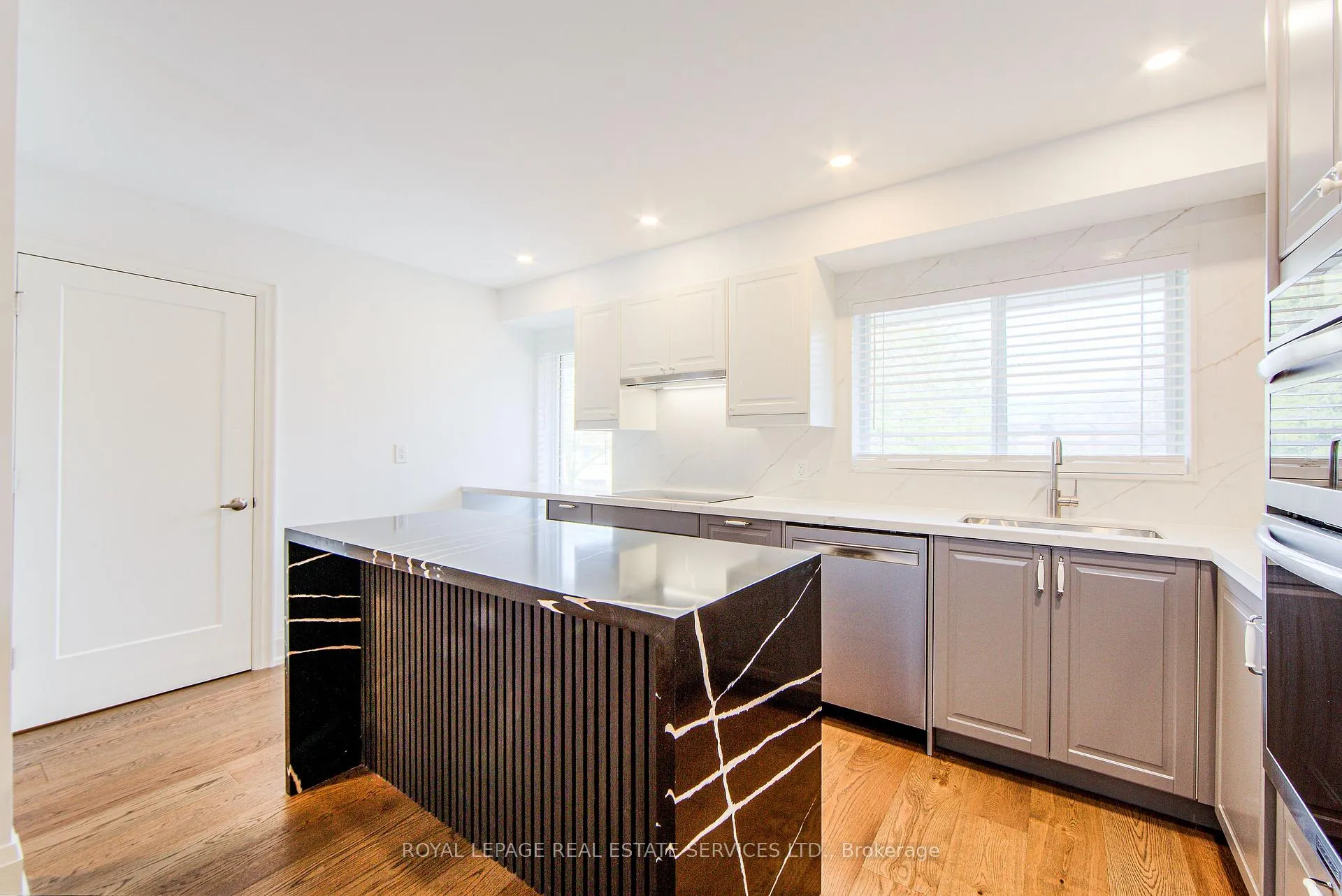 Photo 3 of 27 Poplar Crescent, Aurora, Aurora Highlands — HOMEH