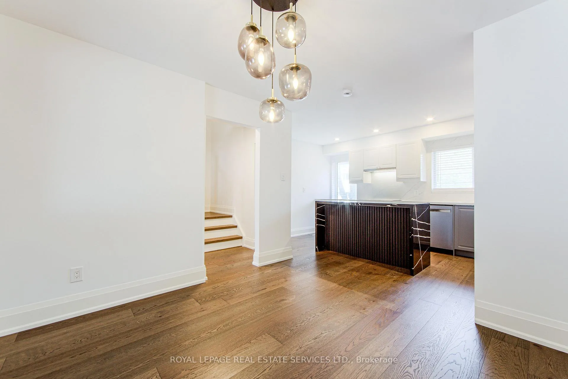Photo 8 of 27 Poplar Crescent, Aurora, Aurora Highlands — HOMEH