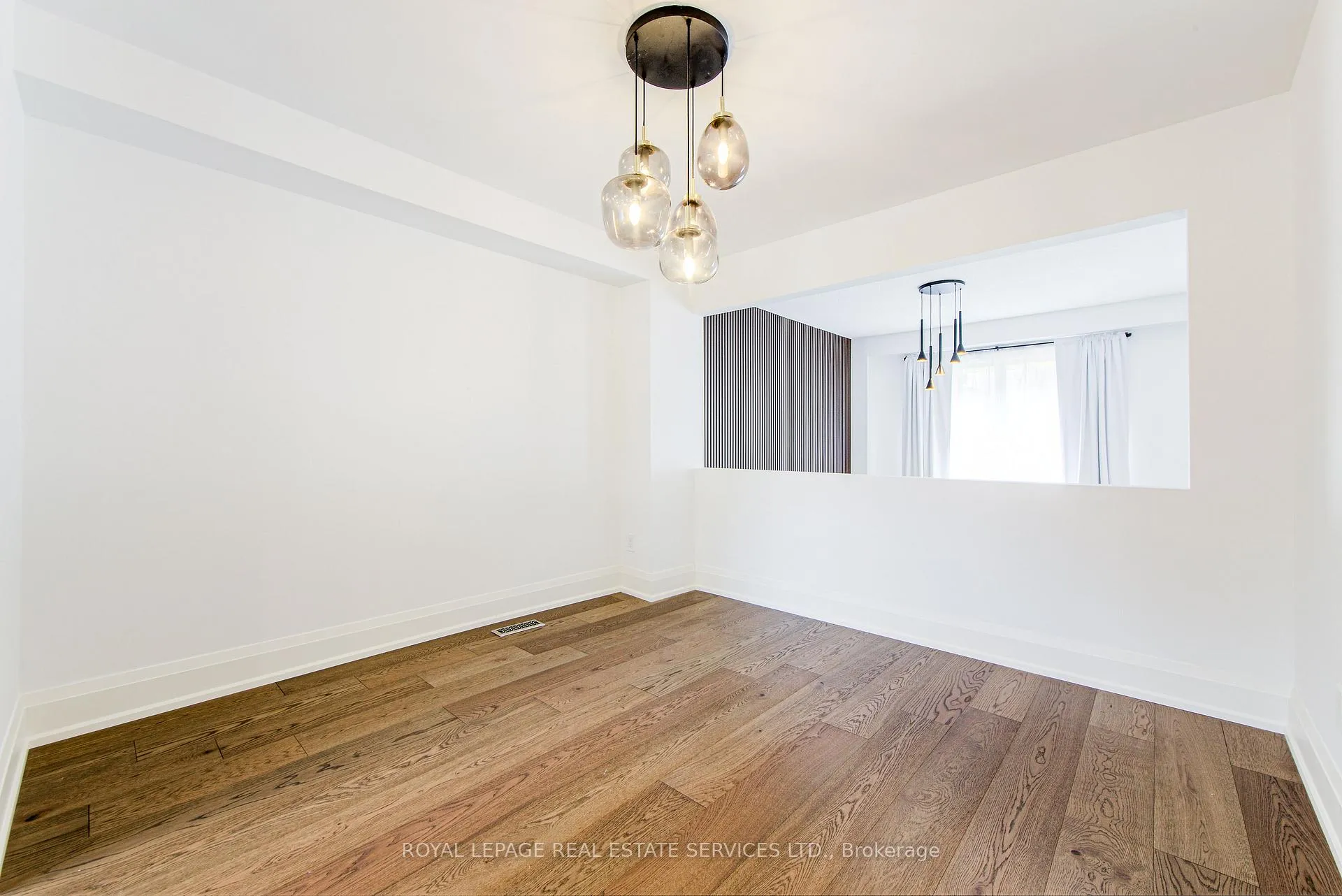Photo 10 of 27 Poplar Crescent, Aurora, Aurora Highlands — HOMEH