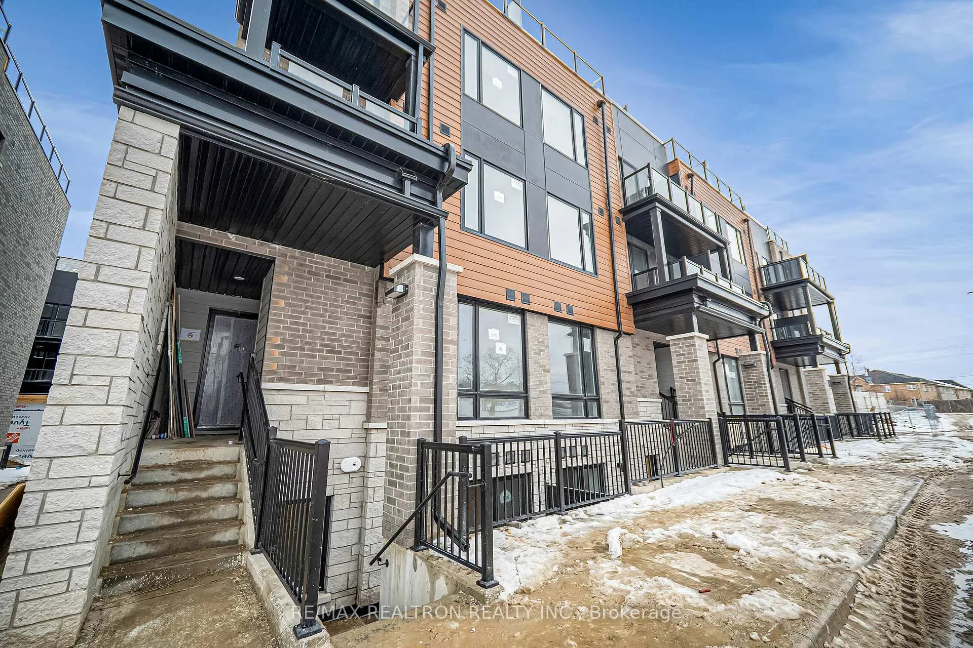 Photo 2 of Unit 516, 30 Markdale Lane, Markham, Middlefield — HOMEH