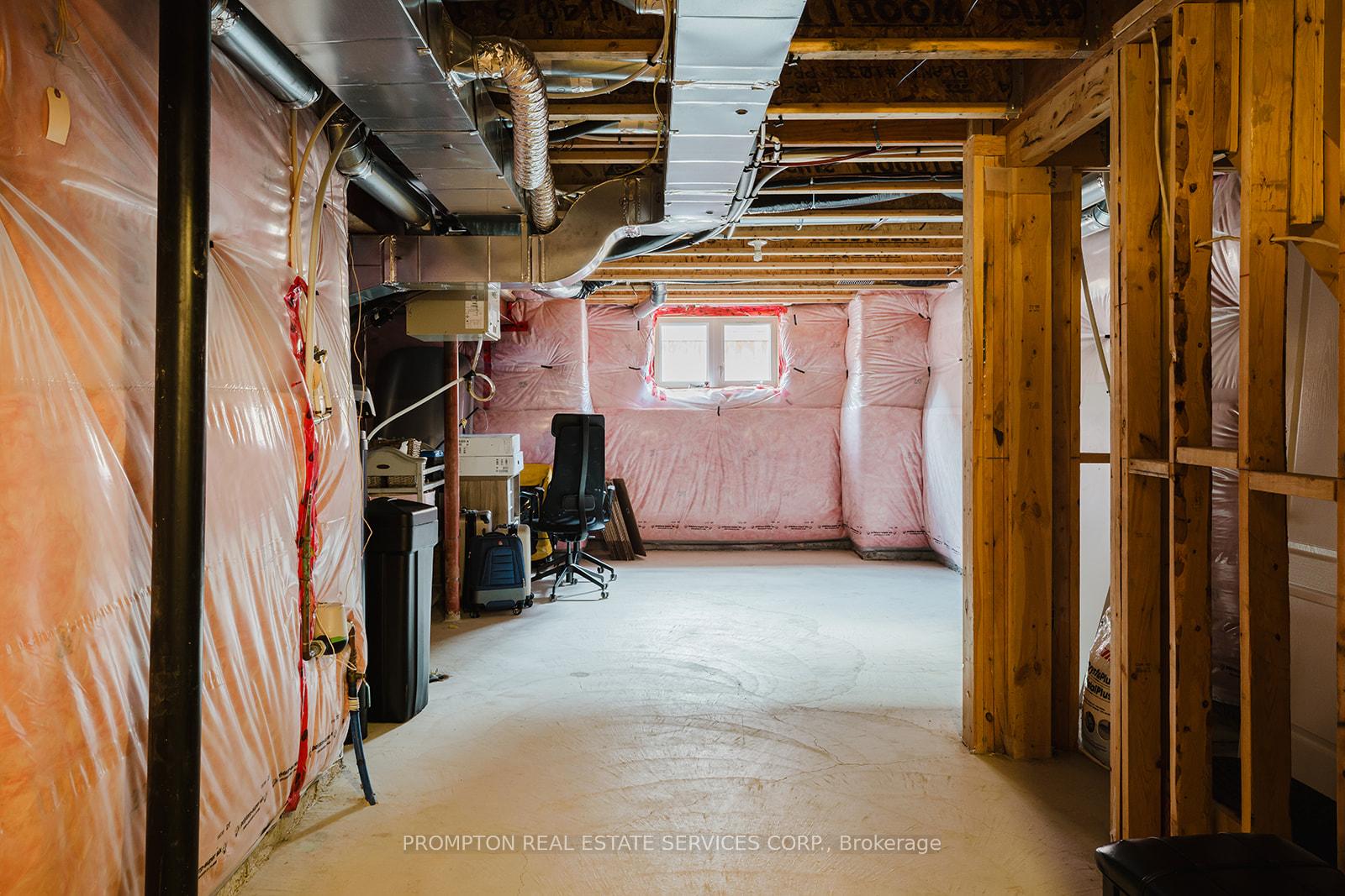 Photo 14 of 215 Payne Crescent, Aurora, Rural Aurora — HOMEH